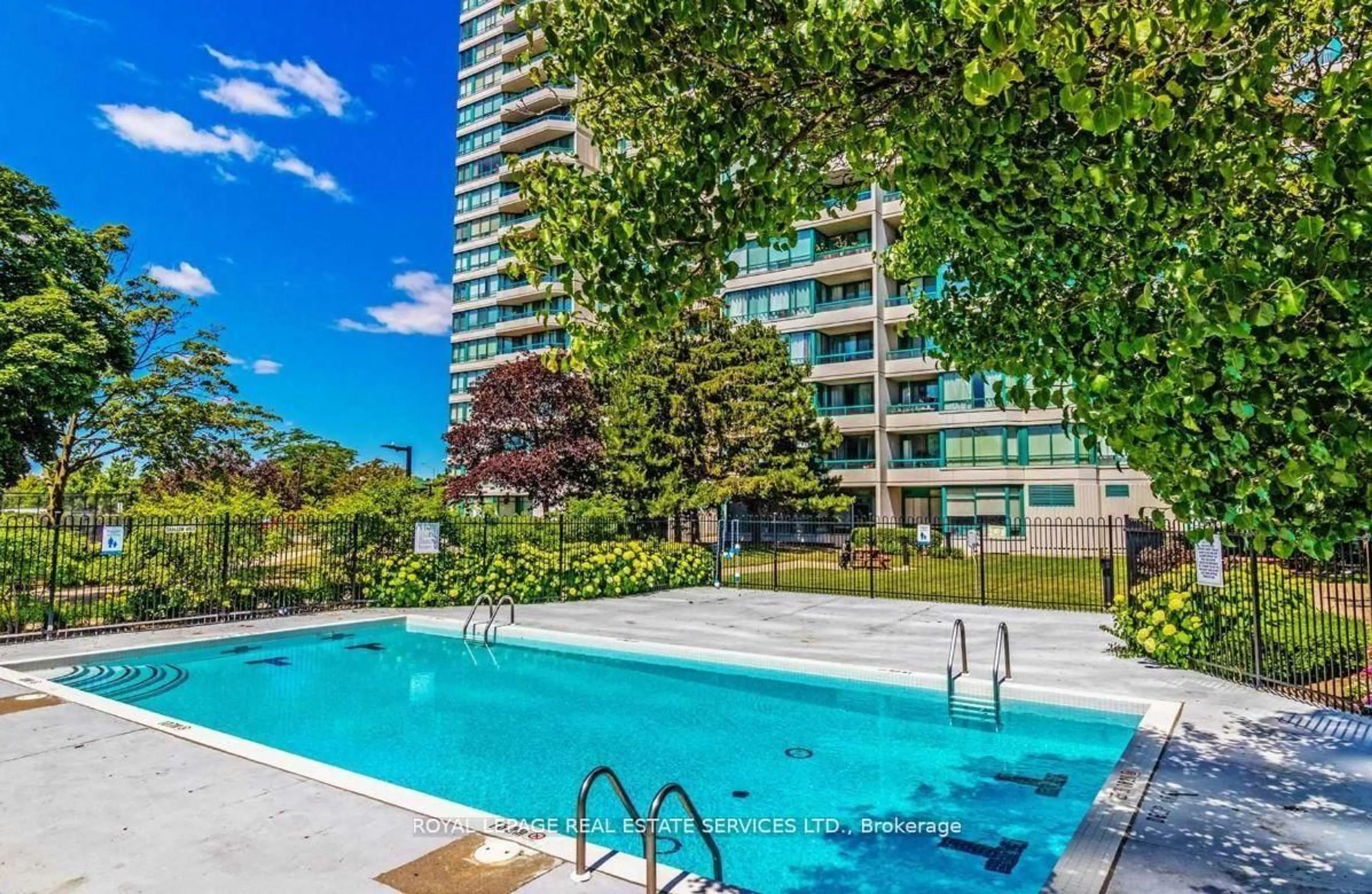 Pool for 550 Webb Dr #510, Mississauga Ontario L5B 3Y4