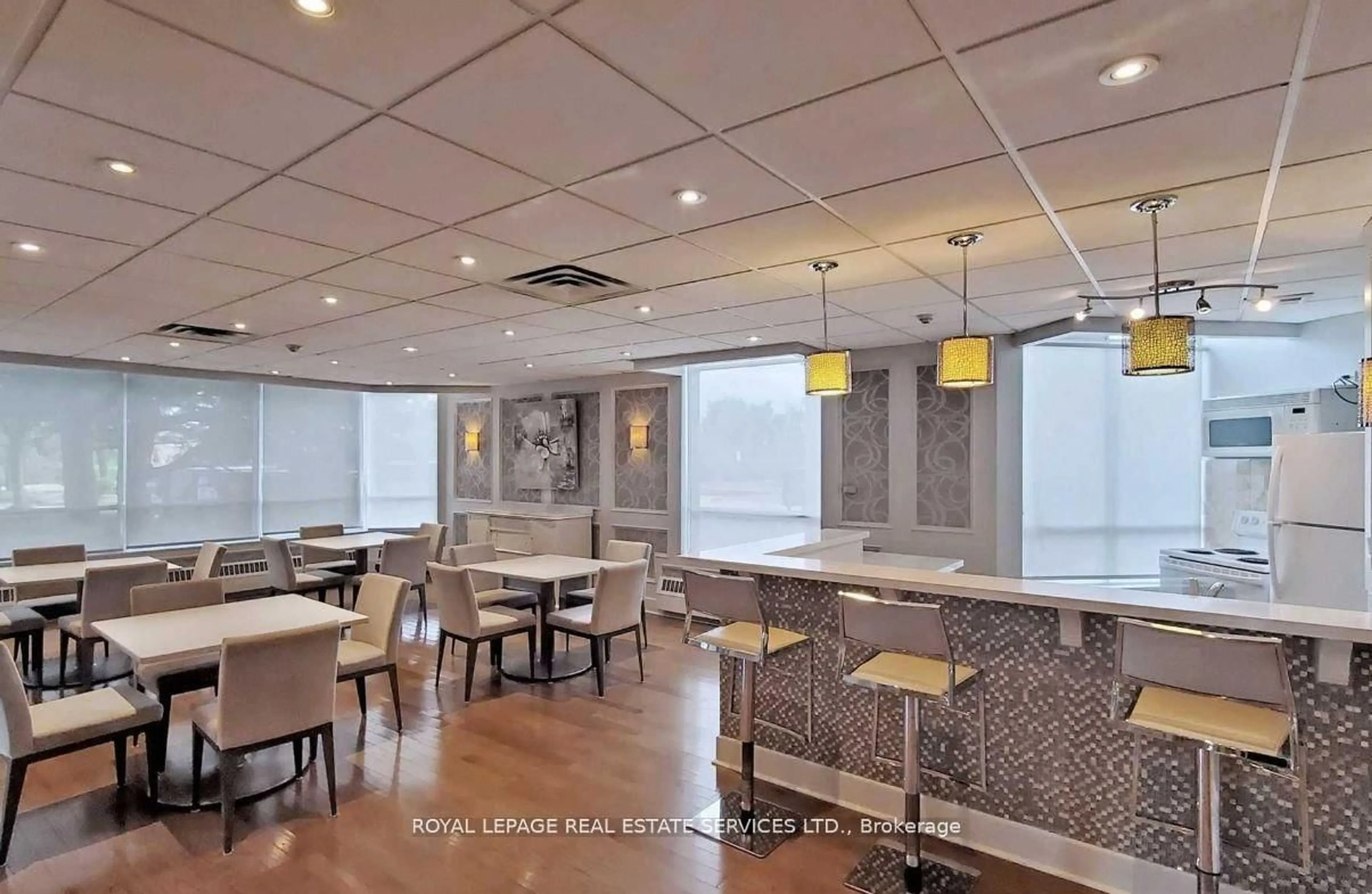 Dining room, ceramic/tile floor for 550 Webb Dr #510, Mississauga Ontario L5B 3Y4