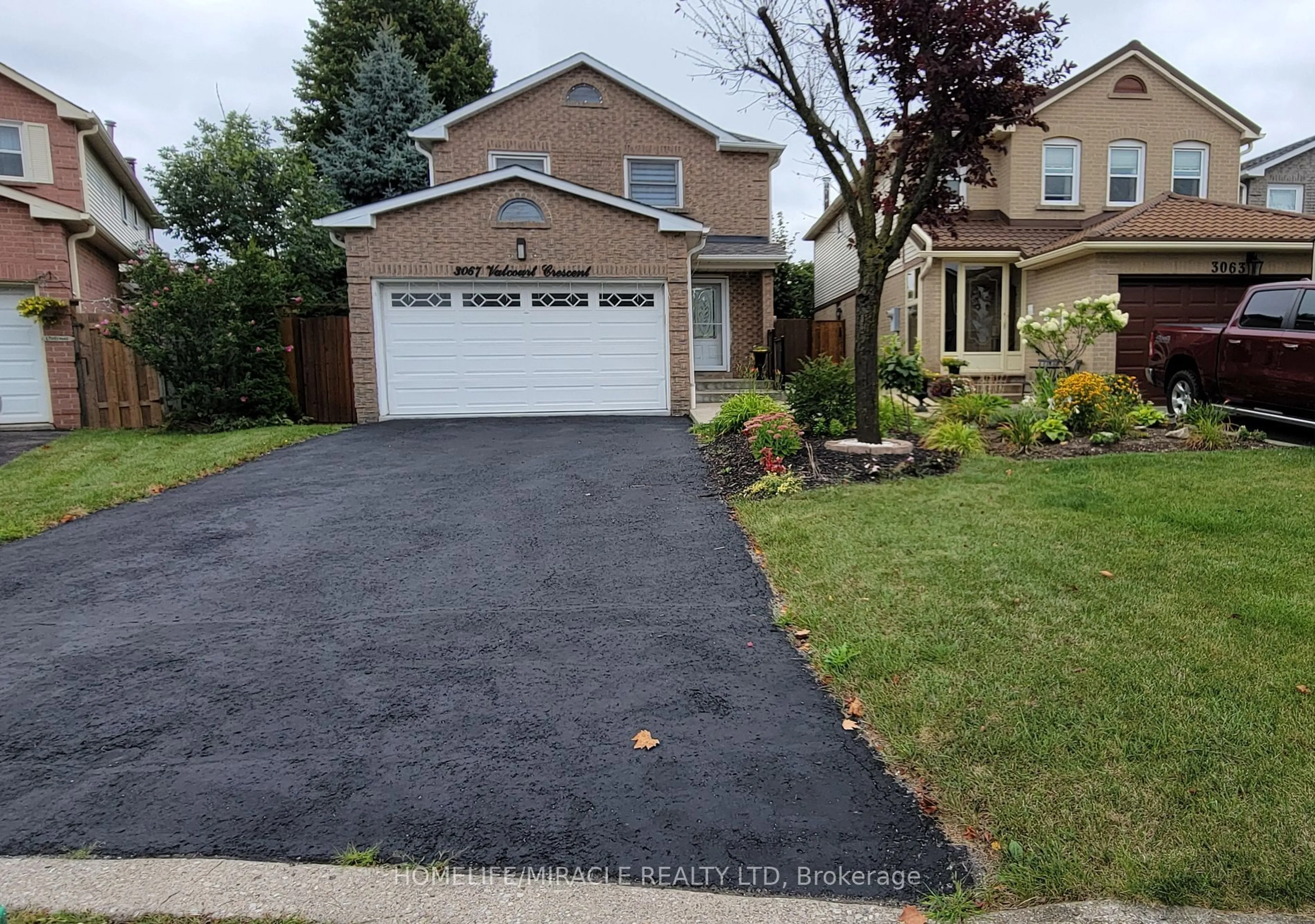 Home with vinyl exterior material, street for 3067 Valcourt Cres, Mississauga Ontario L5L 5J5