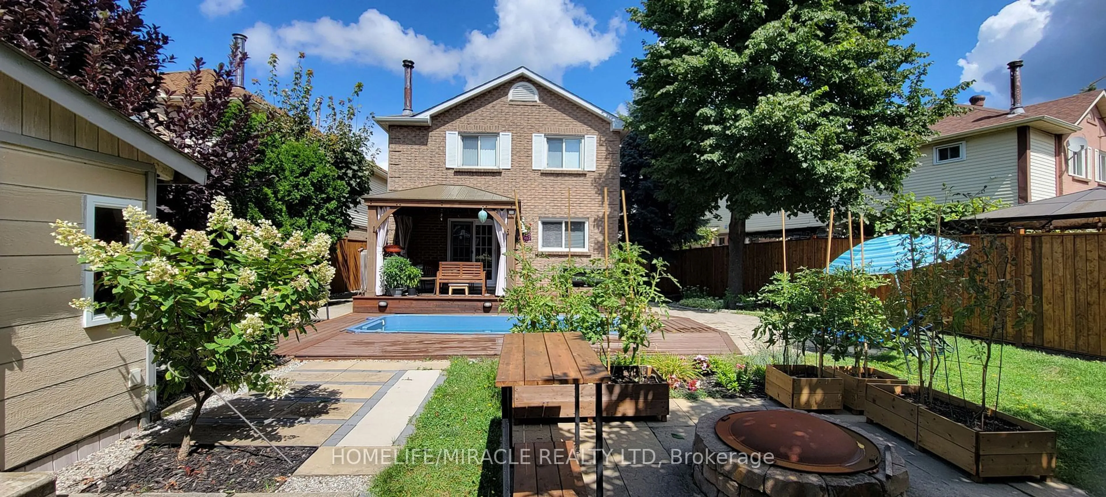 A pic from outside/outdoor area/front of a property/back of a property/a pic from drone, street for 3067 Valcourt Cres, Mississauga Ontario L5L 5J5