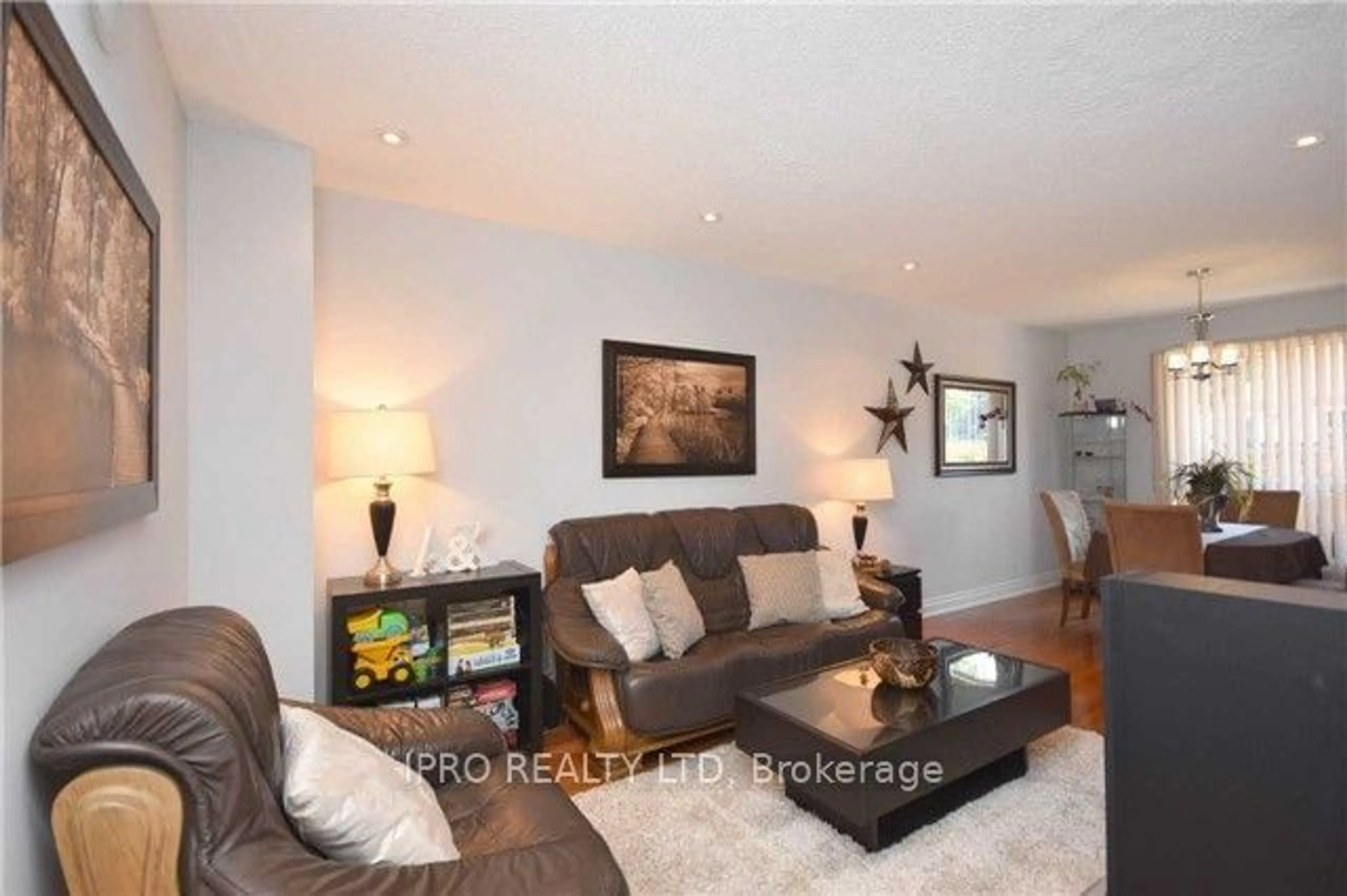 Living room with furniture, wood/laminate floor for 550 Steddick Crt #40, Mississauga Ontario L5R 3S8