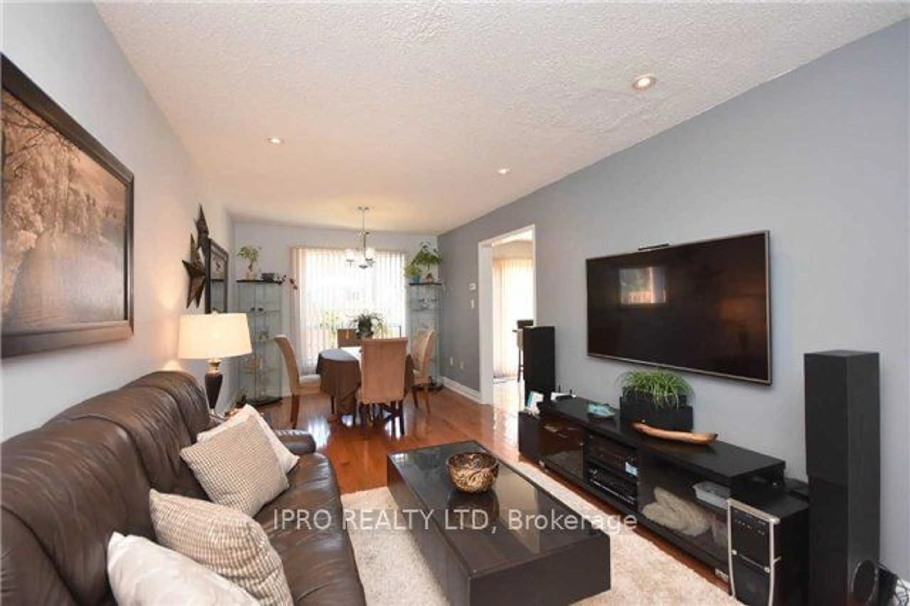 Living room with furniture, wood/laminate floor for 550 Steddick Crt #40, Mississauga Ontario L5R 3S8