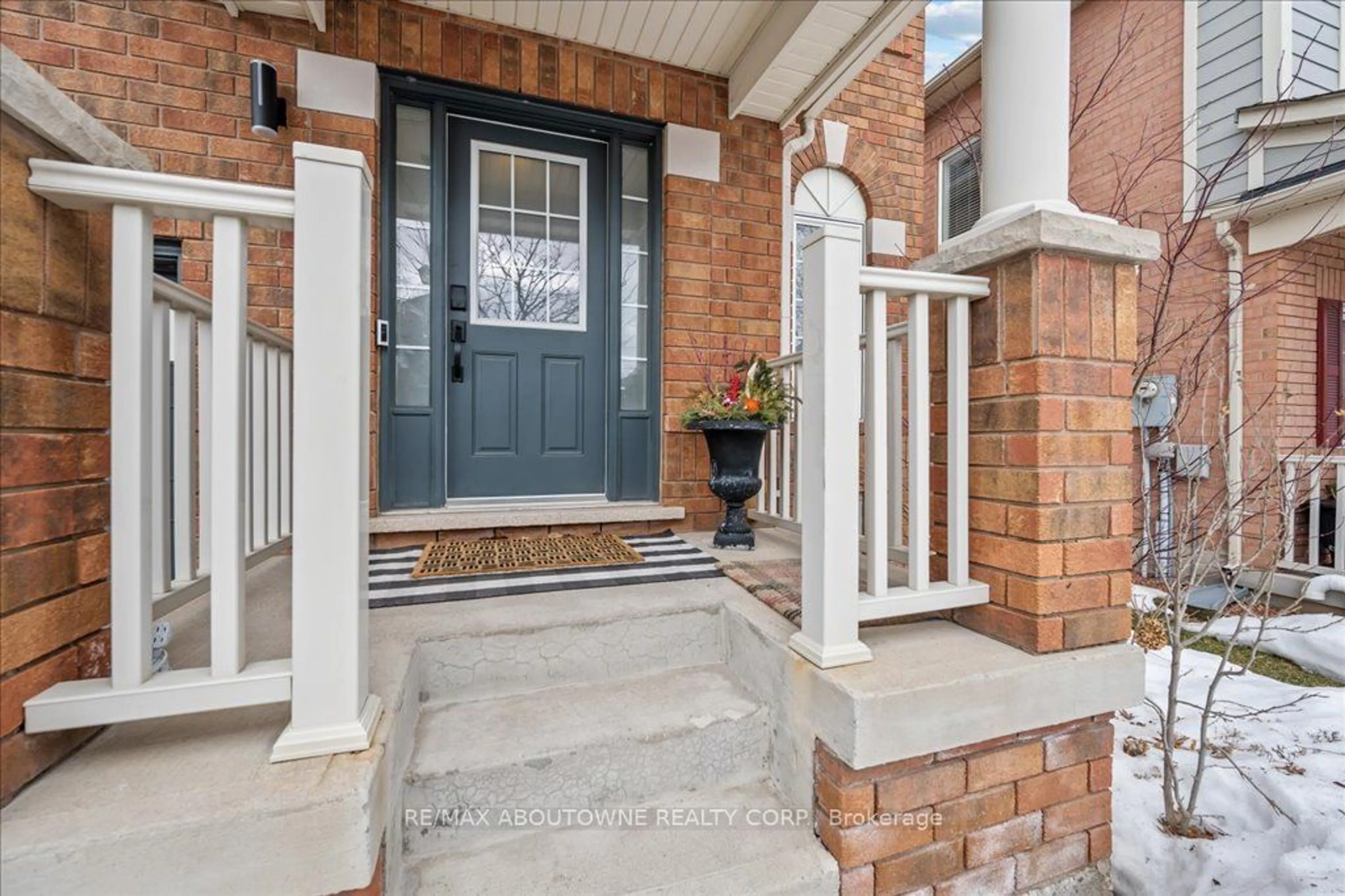 Indoor entryway for 889 Zelinsky Cres, Milton Ontario L9T 0L5