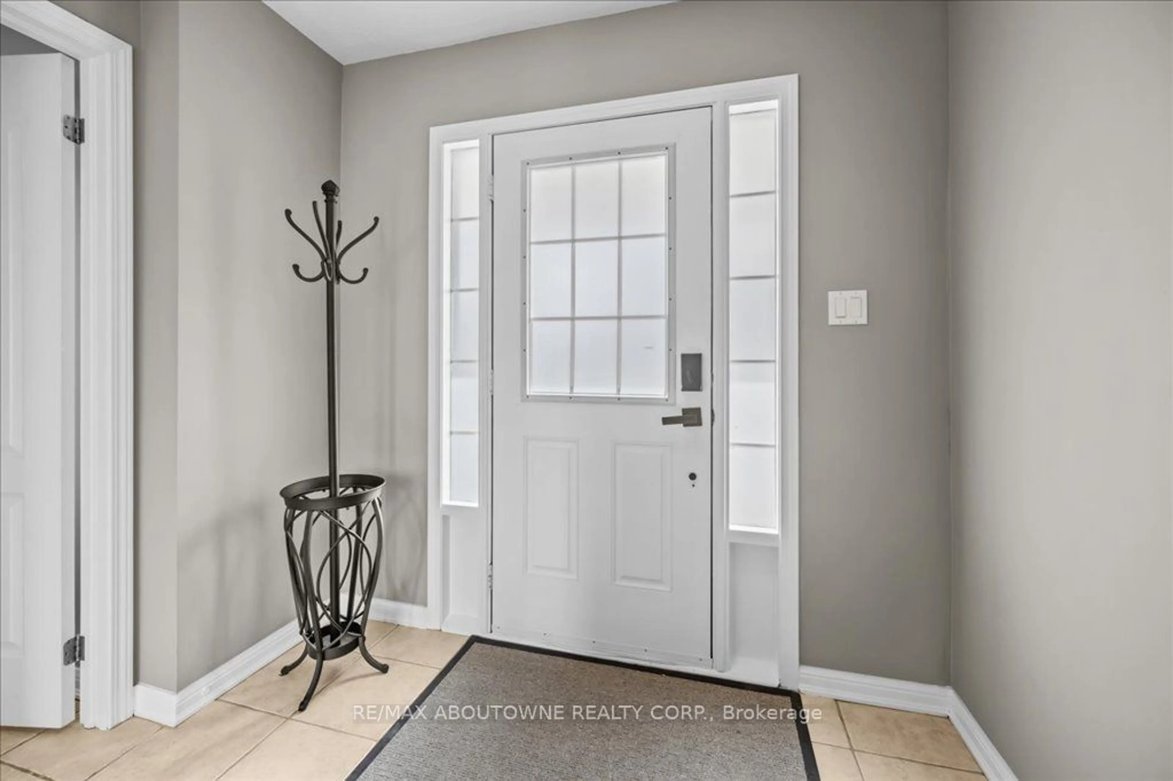 Indoor entryway for 889 Zelinsky Cres, Milton Ontario L9T 0L5