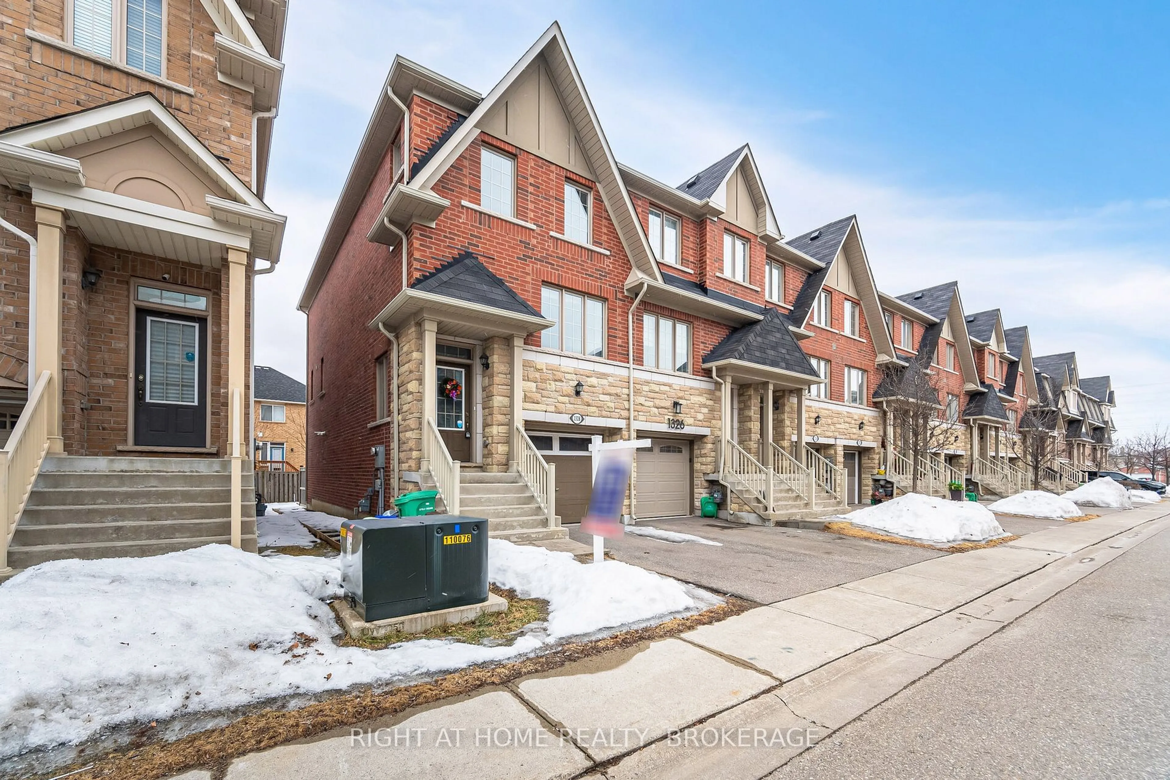 Home with brick exterior material, street for 1328 Granrock Cres, Mississauga Ontario L5V 0E1