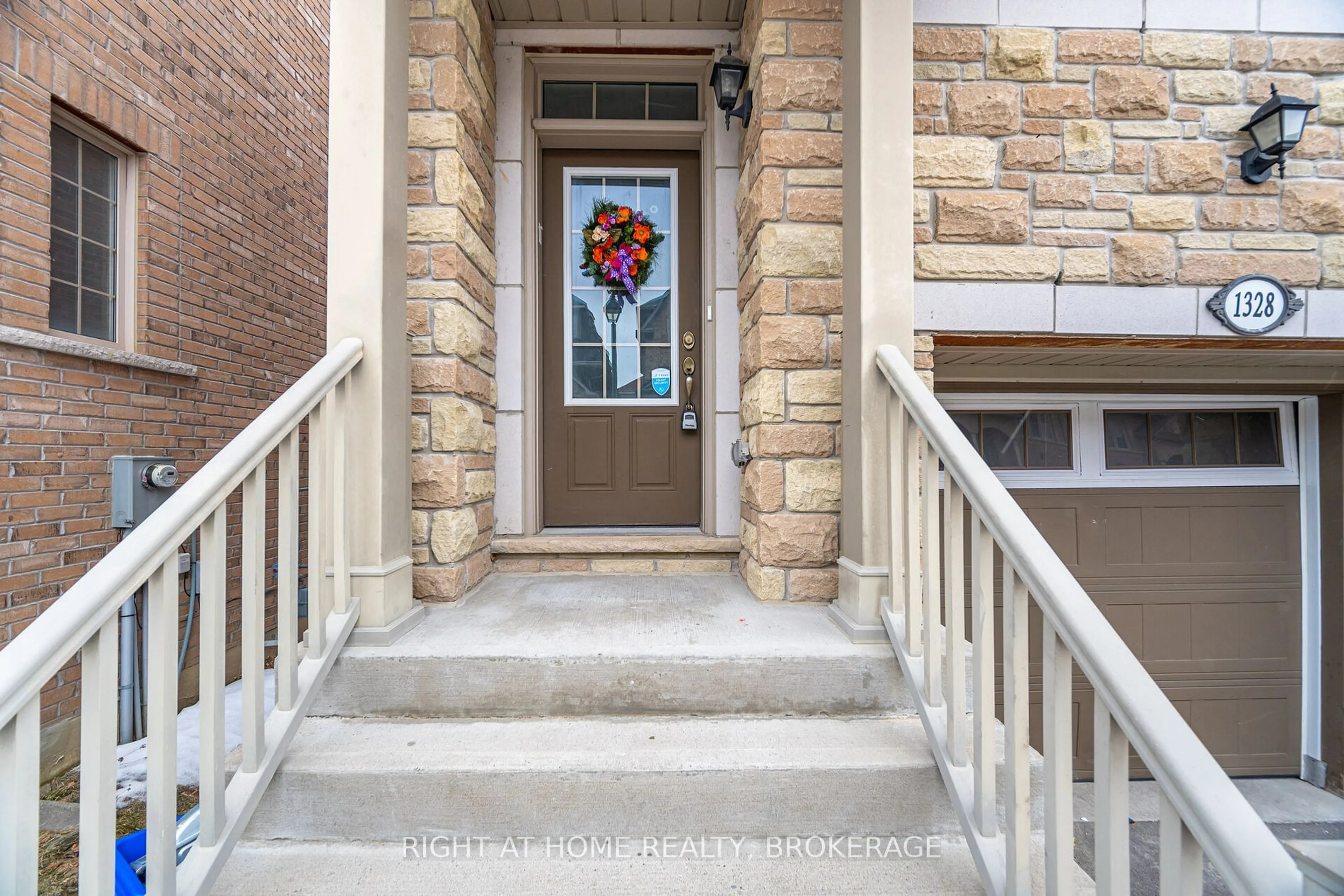 Indoor entryway for 1328 Granrock Cres, Mississauga Ontario L5V 0E1