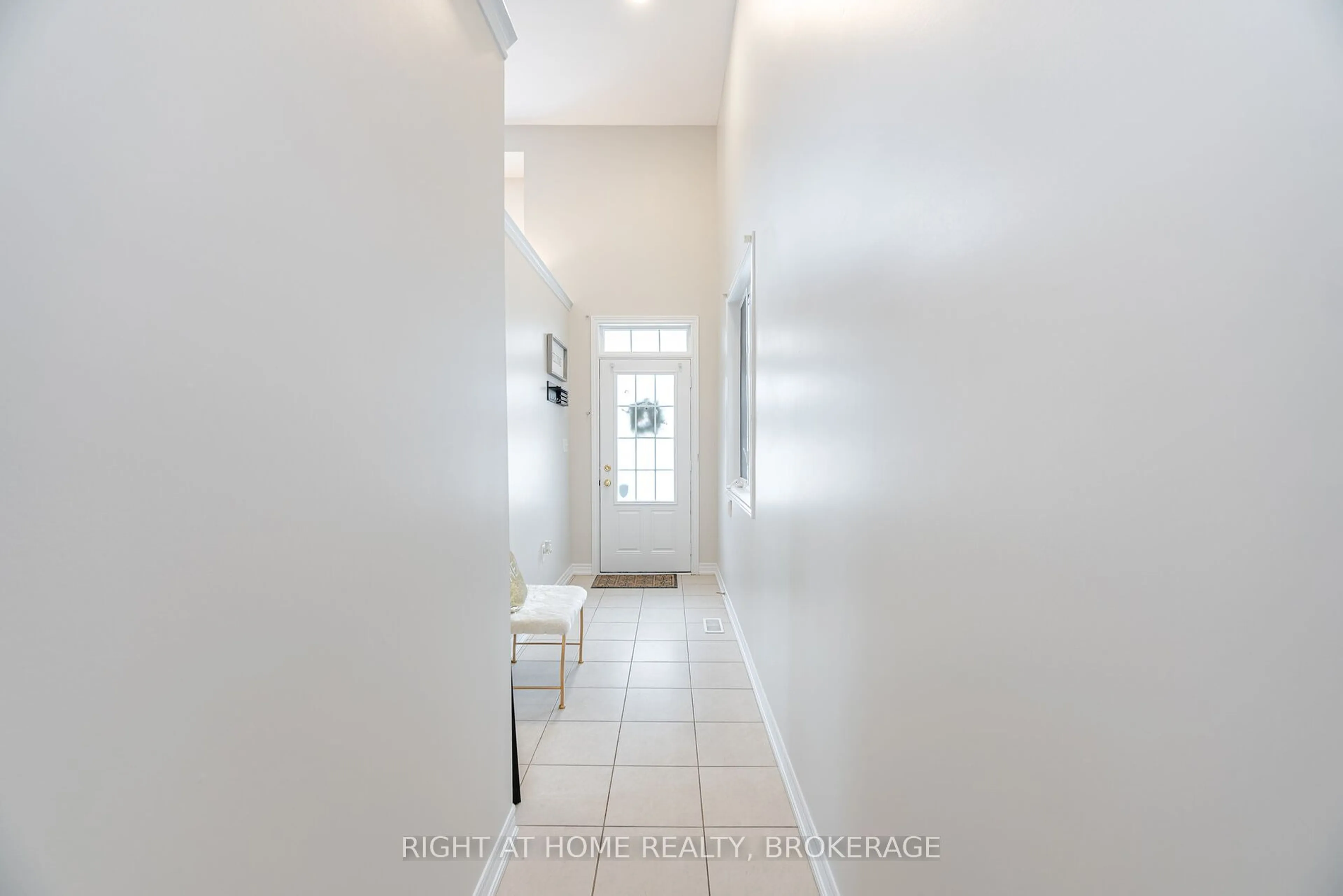 Indoor entryway for 1328 Granrock Cres, Mississauga Ontario L5V 0E1