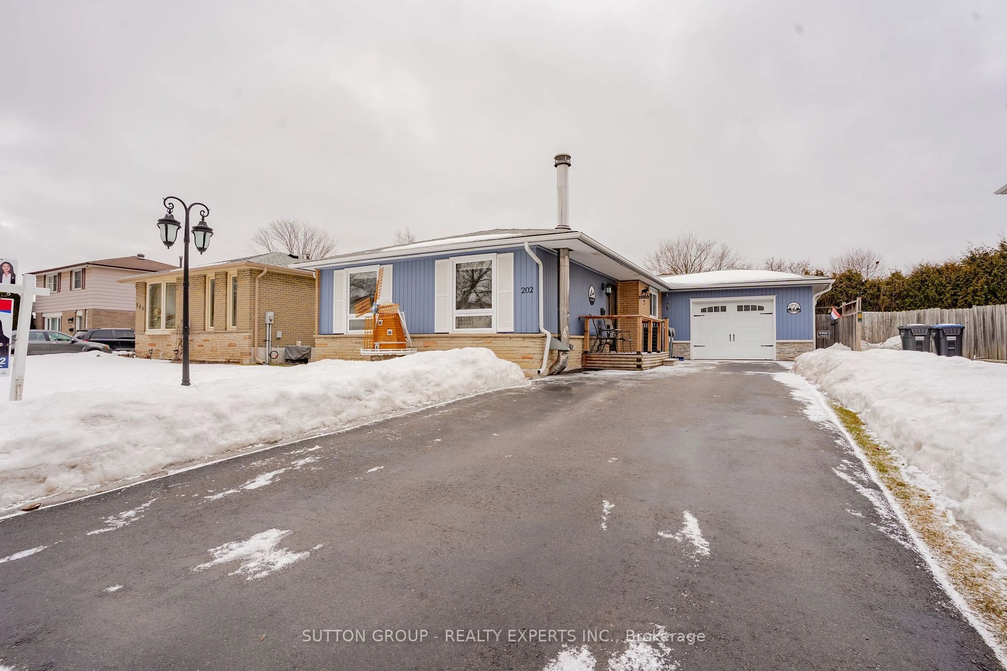 A pic from outside/outdoor area/front of a property/back of a property/a pic from drone, street for 202 ARCHDEKIN Dr, Brampton Ontario L6V 1Z1