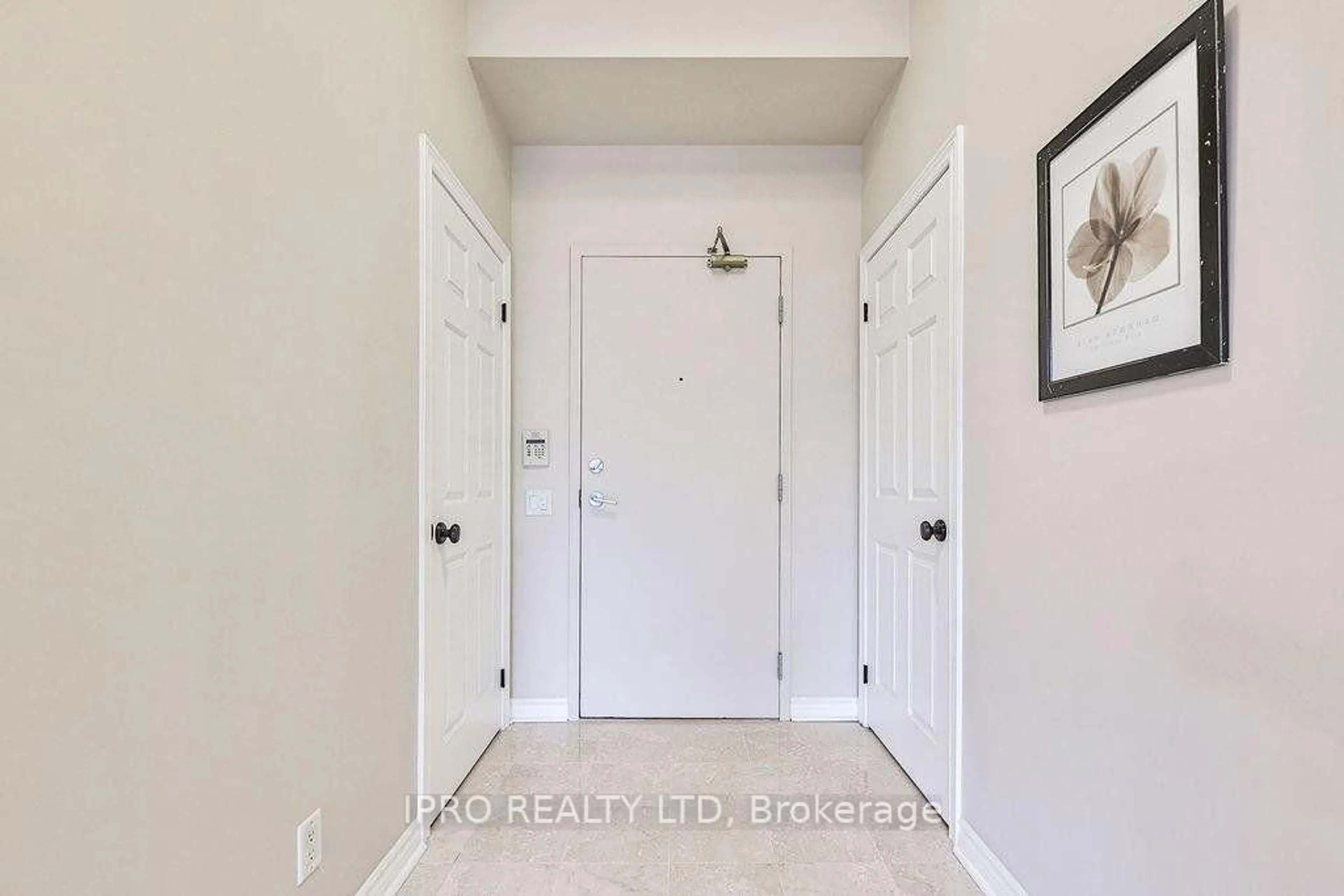 Indoor entryway for 483 Faith Dr #501, Mississauga Ontario L5R 0A1