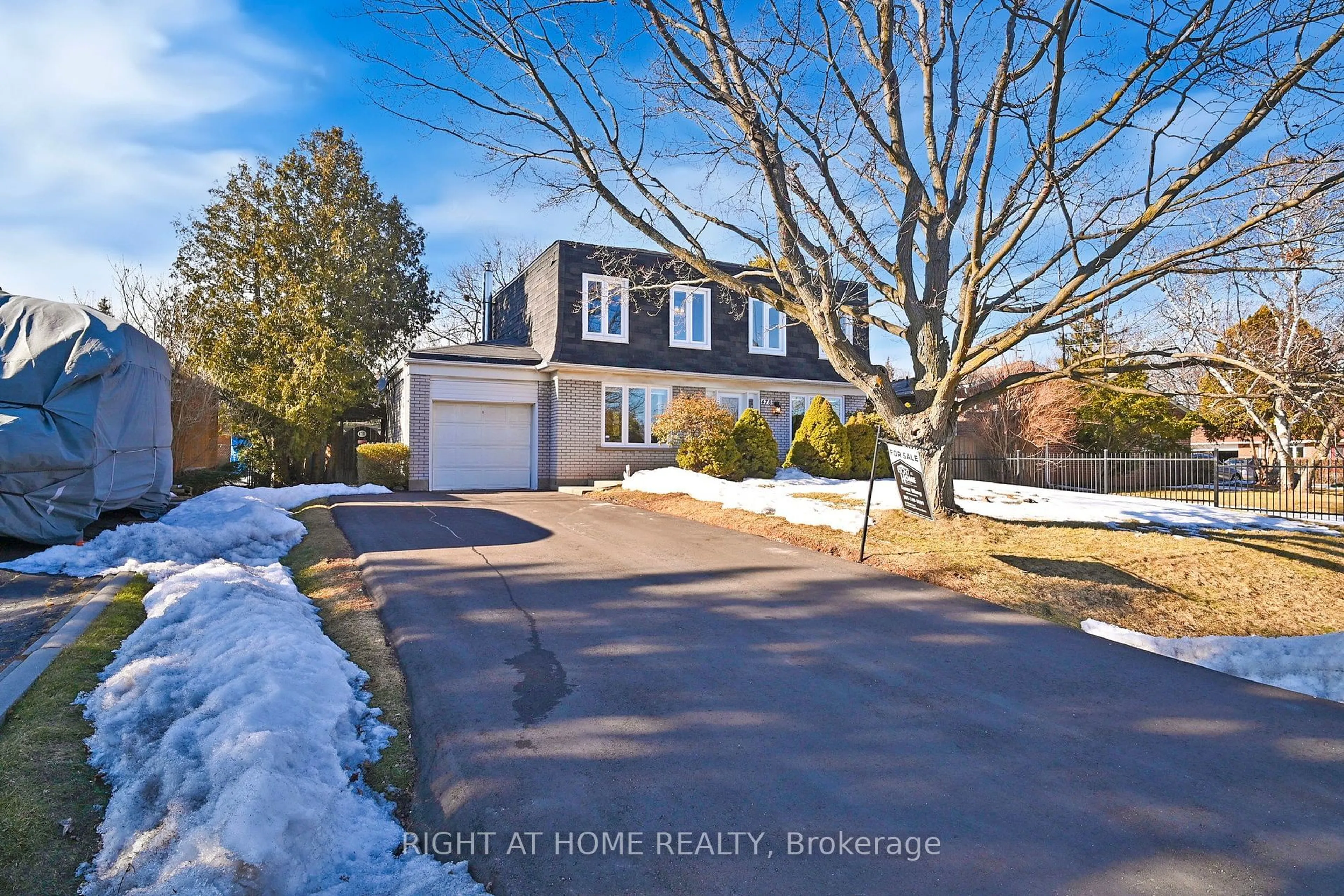 A pic from outside/outdoor area/front of a property/back of a property/a pic from drone, street for 478 Southland Cres, Oakville Ontario L6L 3N8