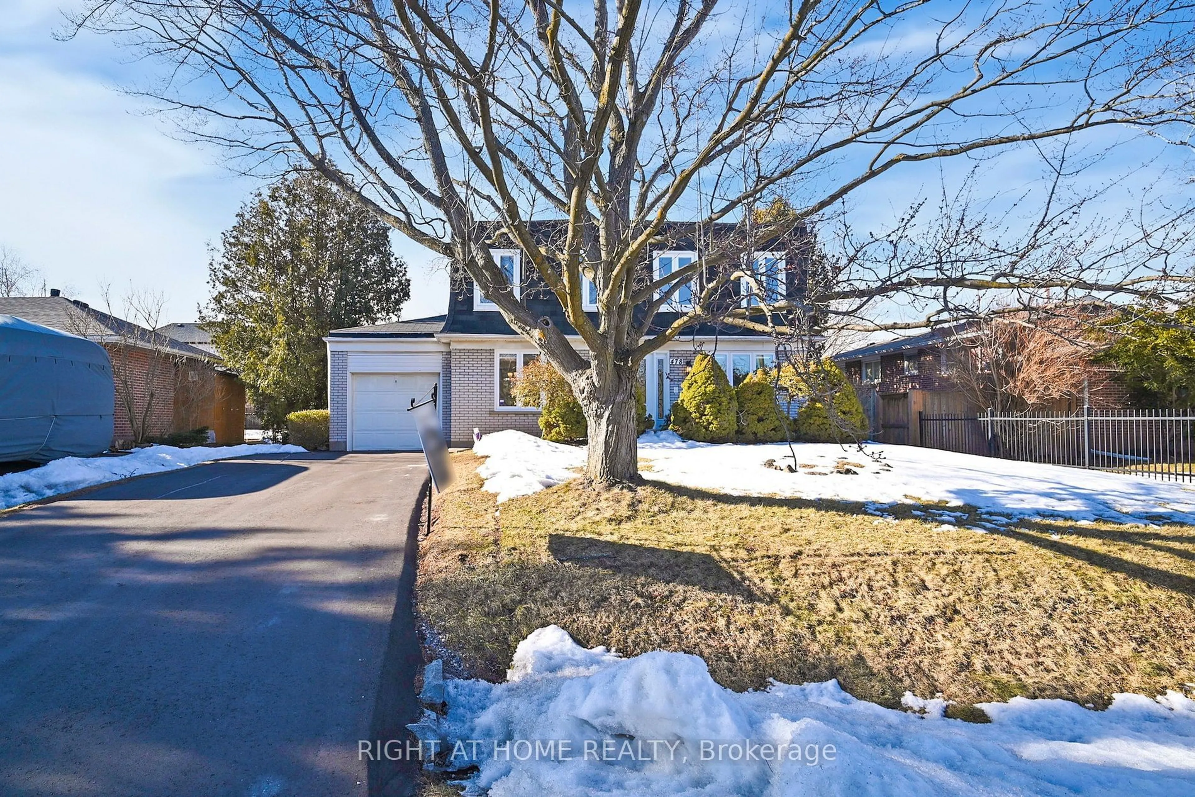 A pic from outside/outdoor area/front of a property/back of a property/a pic from drone, street for 478 Southland Cres, Oakville Ontario L6L 3N8