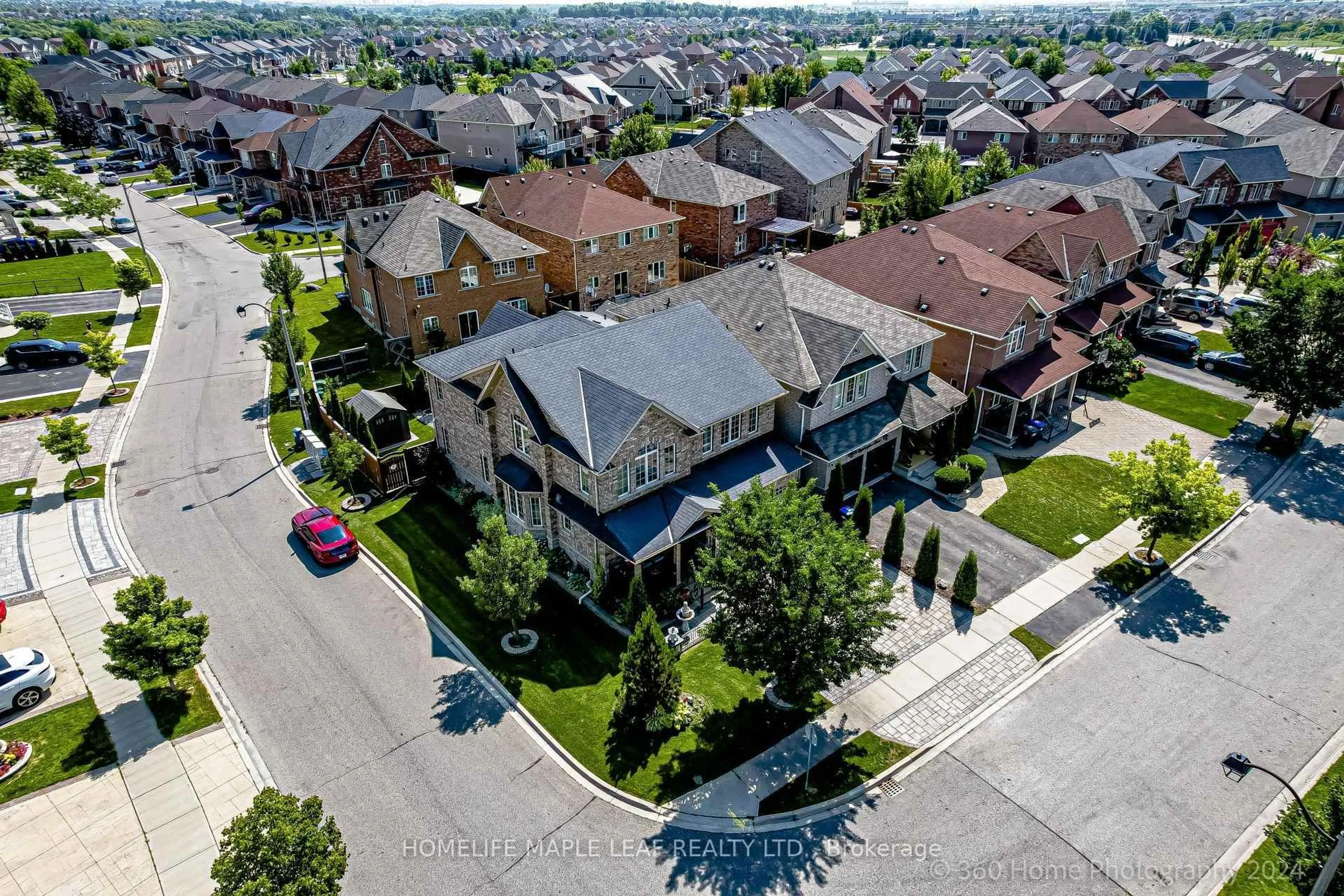 A pic from outside/outdoor area/front of a property/back of a property/a pic from drone, street for 174 Bayhampton Dr, Brampton Ontario L6P 3A9