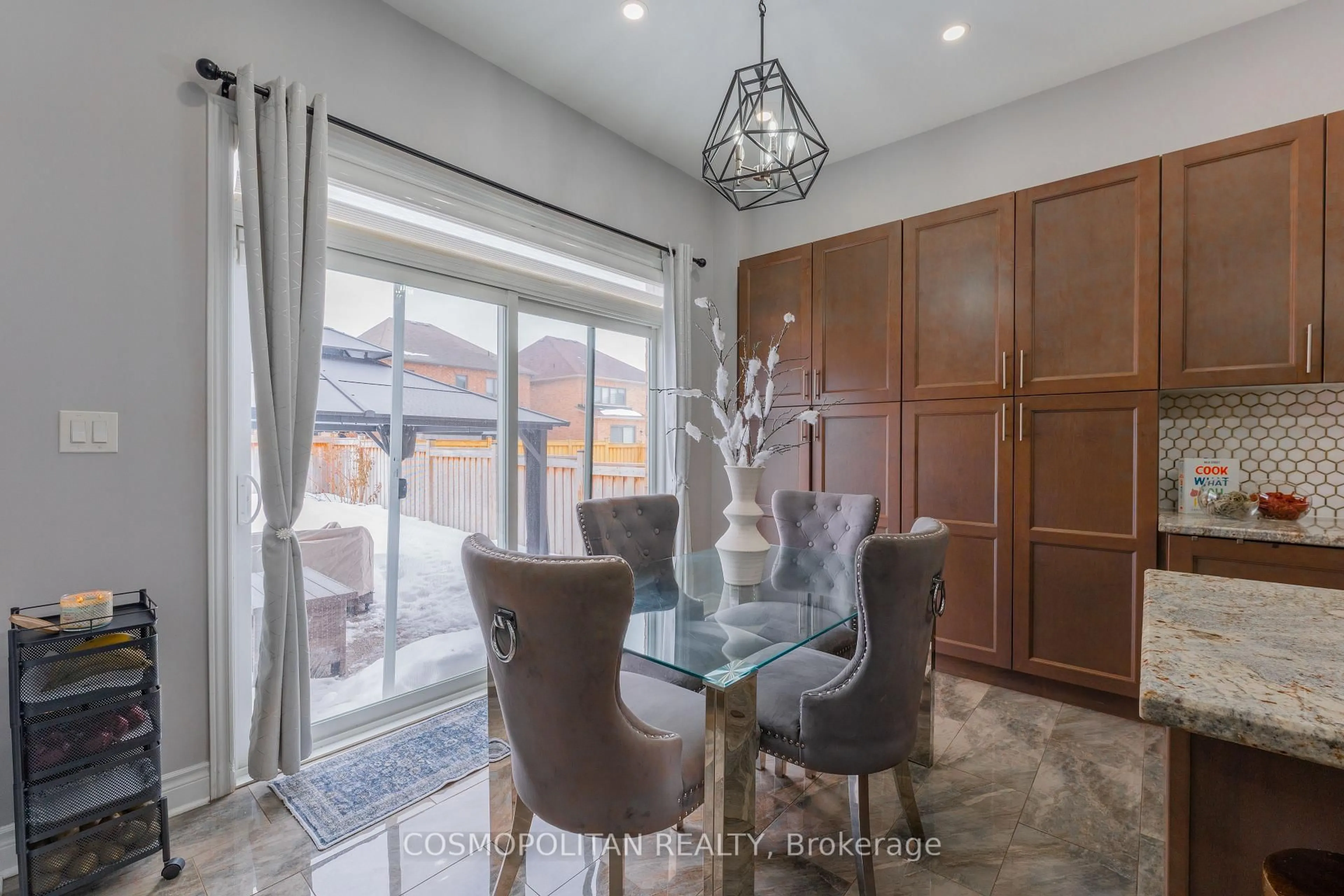 Dining room, ceramic/tile floor for 18 Ash Hill Ave, Caledon Ontario L7C 4E8