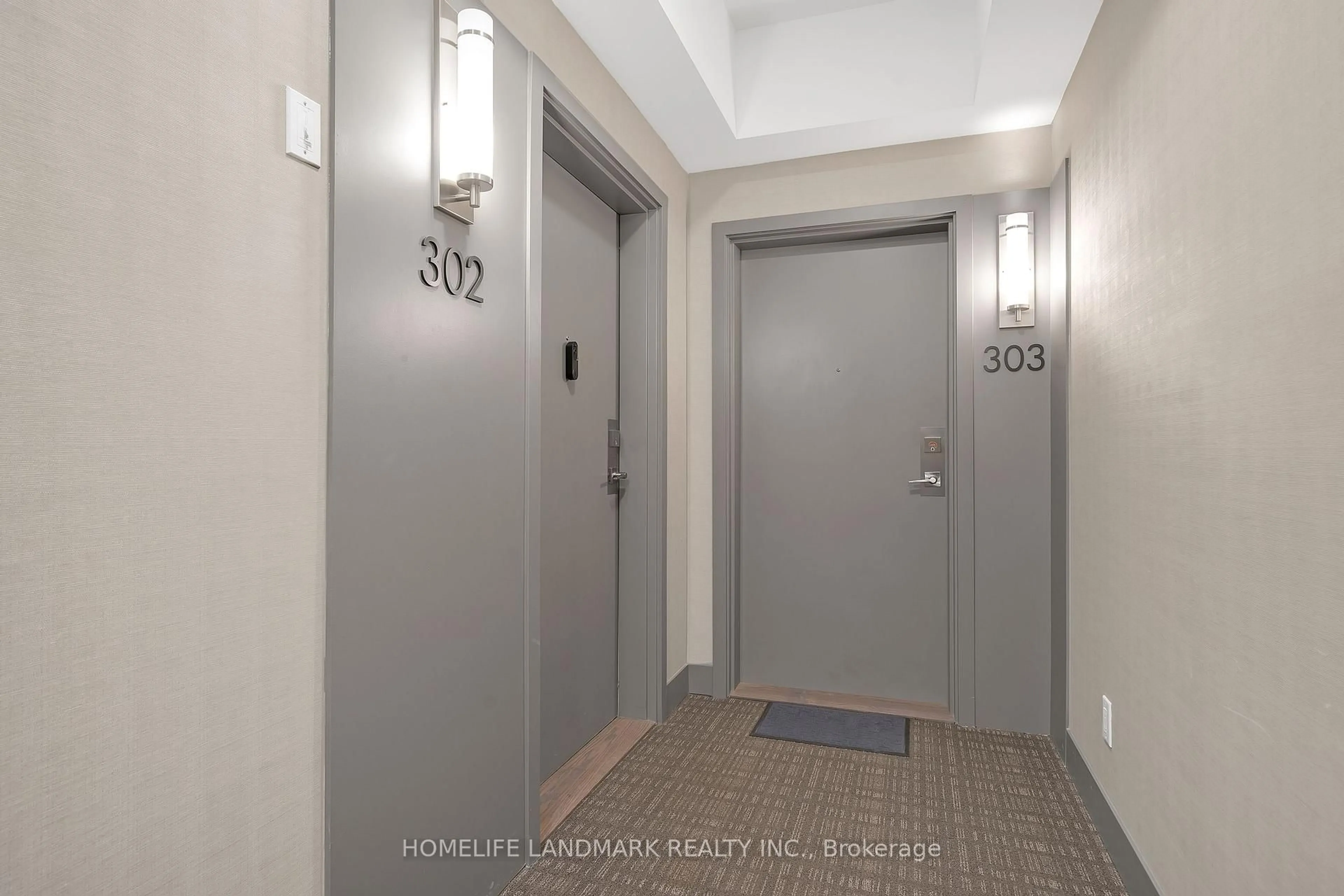 Indoor entryway for 135 Canon Jackson Dr #303, Toronto Ontario M6M 0C3