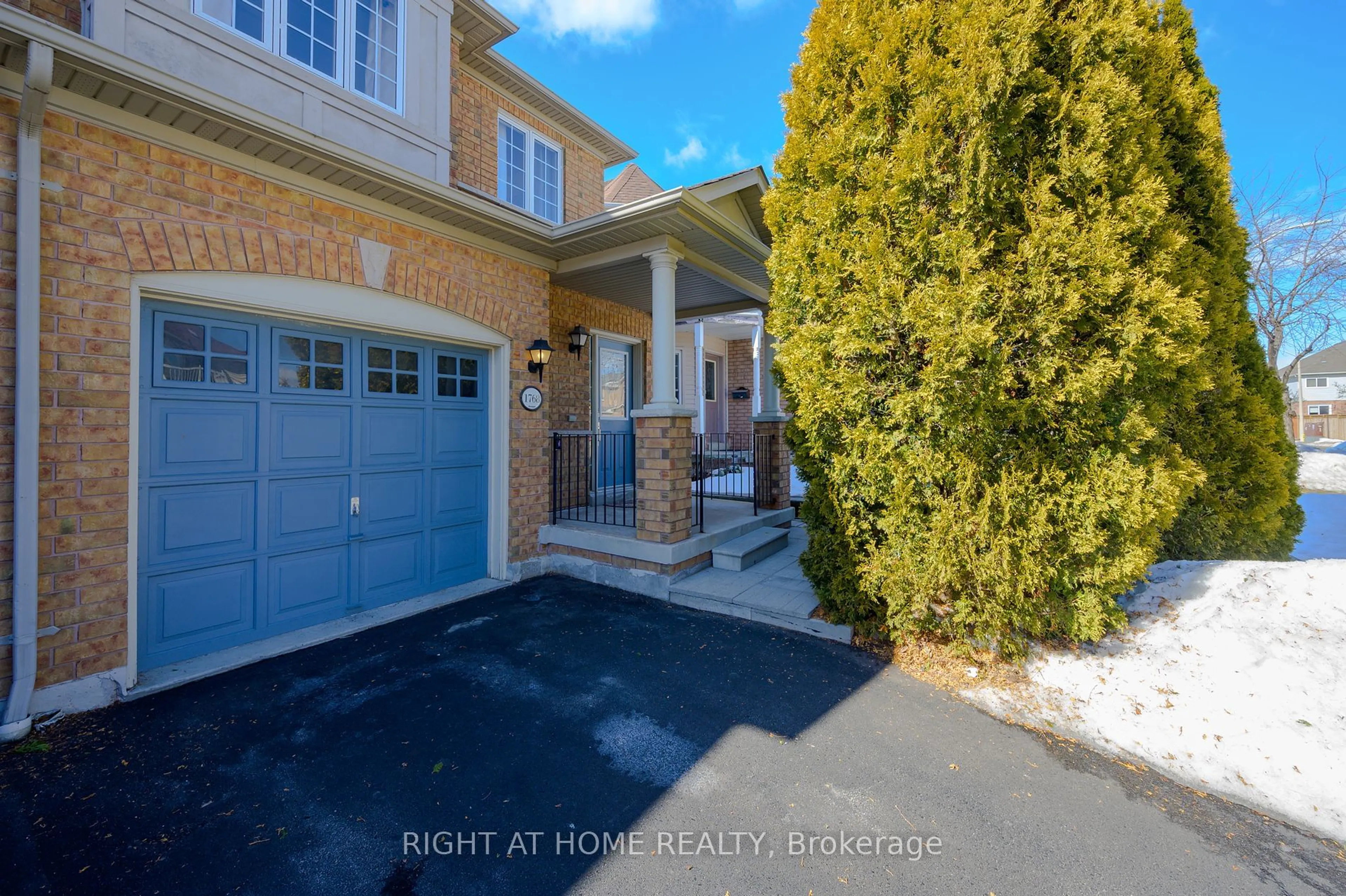 A pic from outside/outdoor area/front of a property/back of a property/a pic from drone, street for 1768 Lampman Ave, Burlington Ontario L7L 7L4