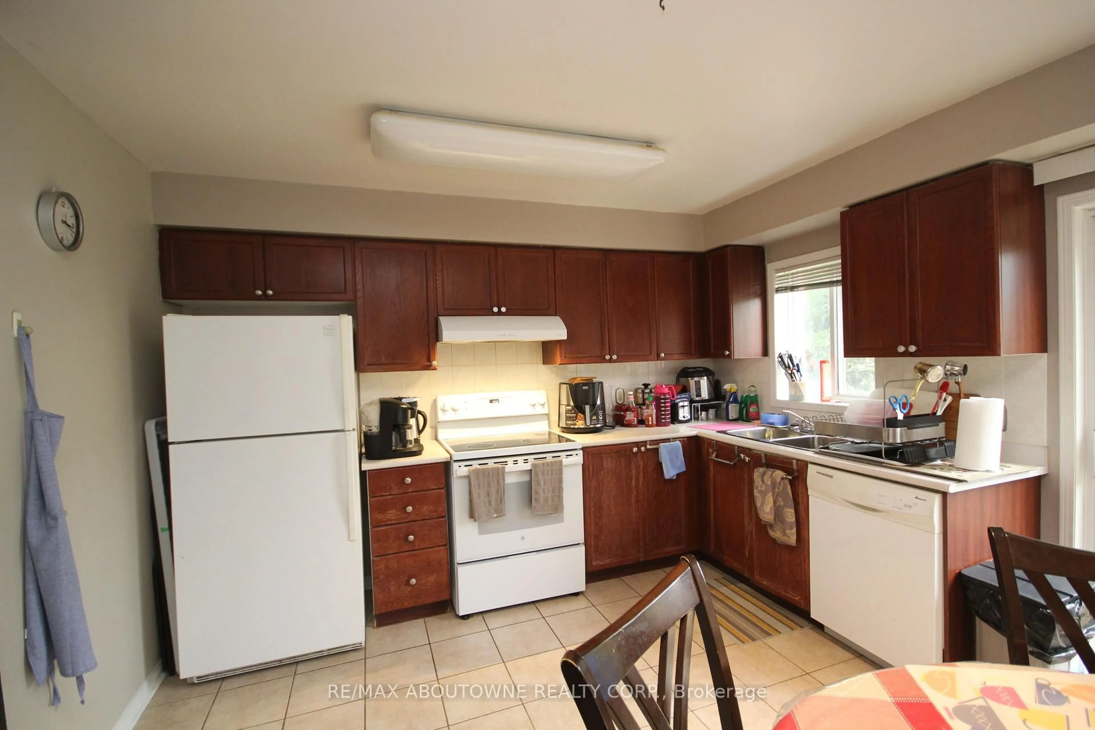 Standard kitchen, unknown for 50 strathaven Dr #9, Mississauga Ontario L5R 4E7