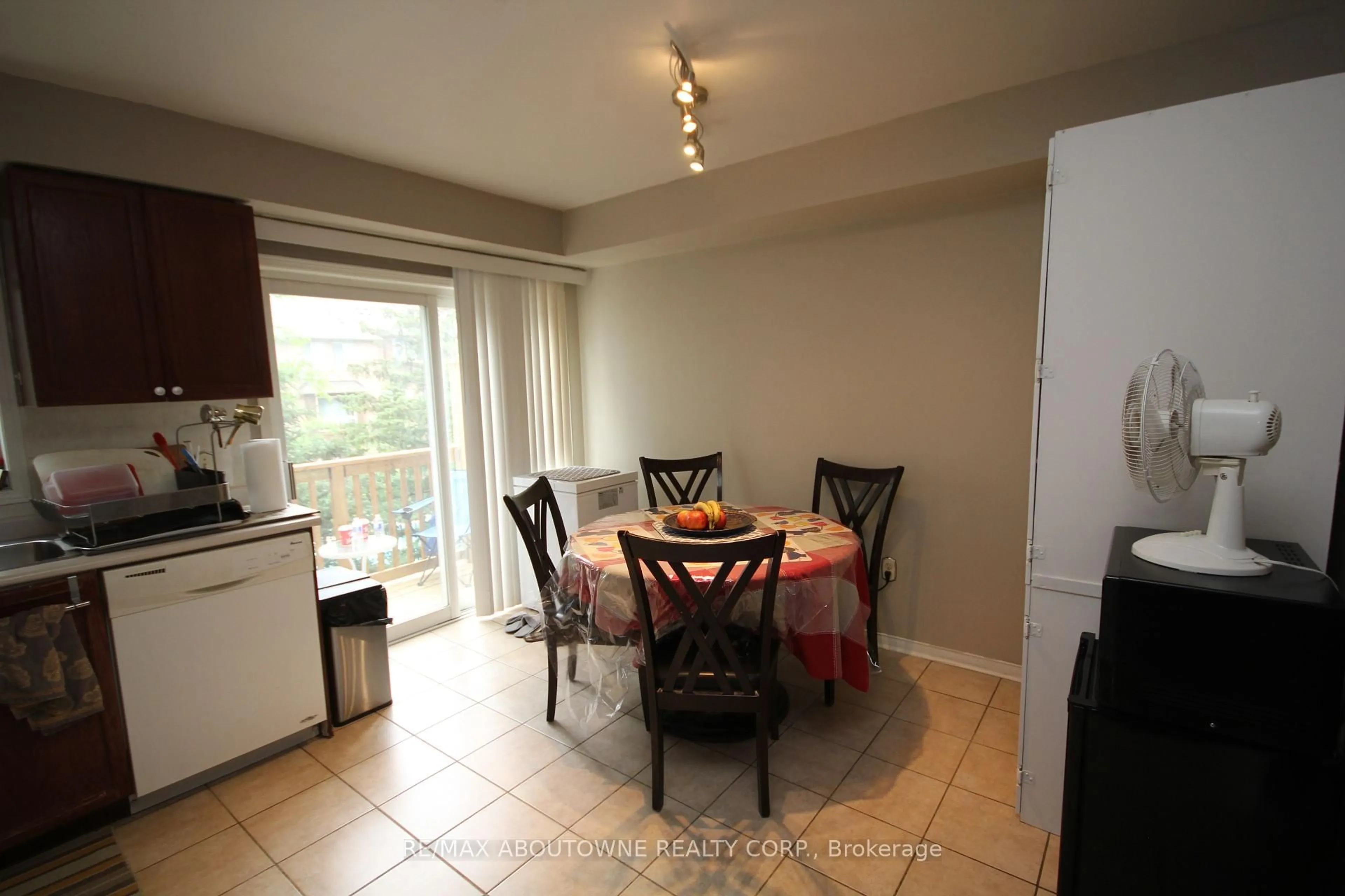 Dining room, unknown for 50 strathaven Dr #9, Mississauga Ontario L5R 4E7