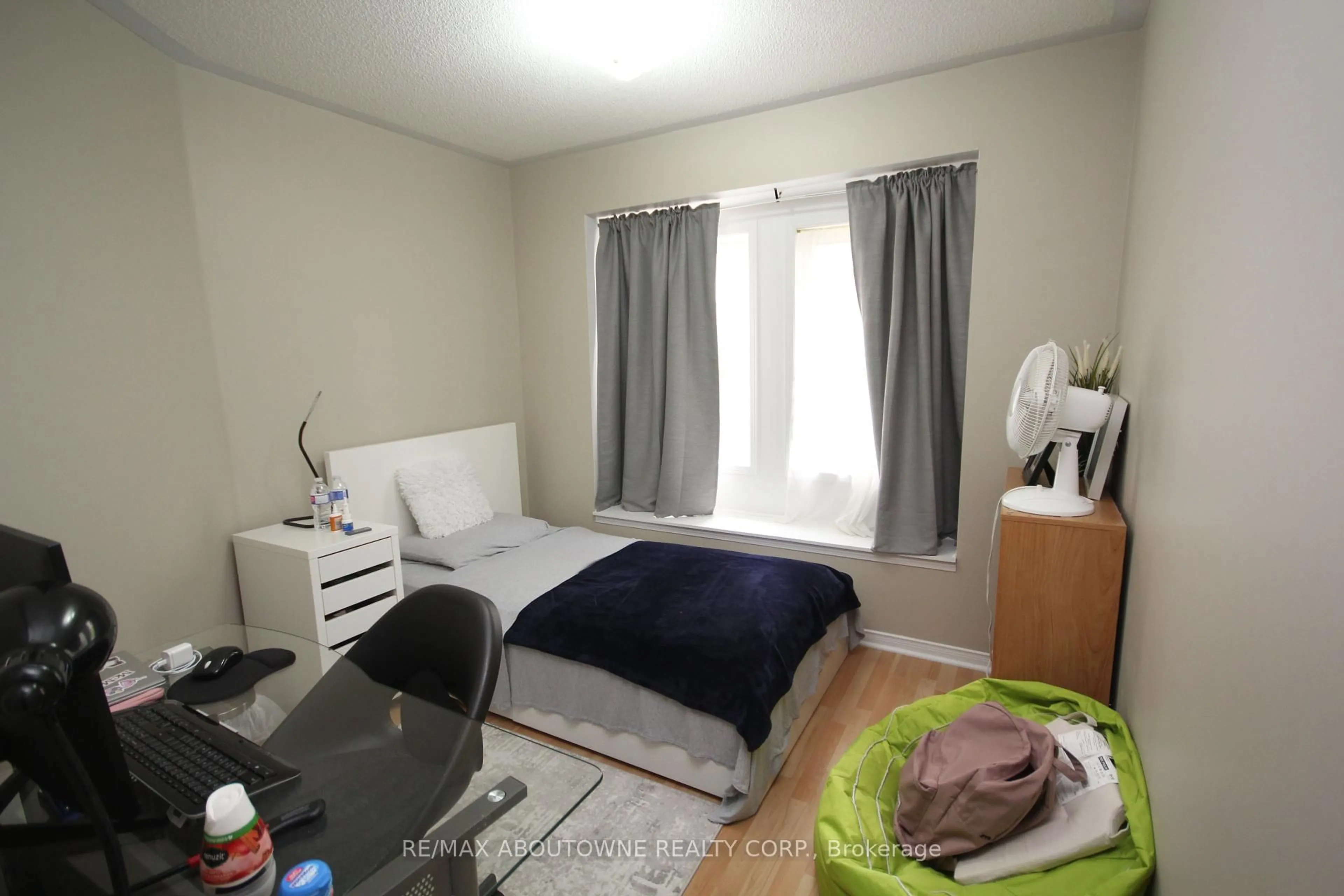 A pic of a room for 50 strathaven Dr #9, Mississauga Ontario L5R 4E7