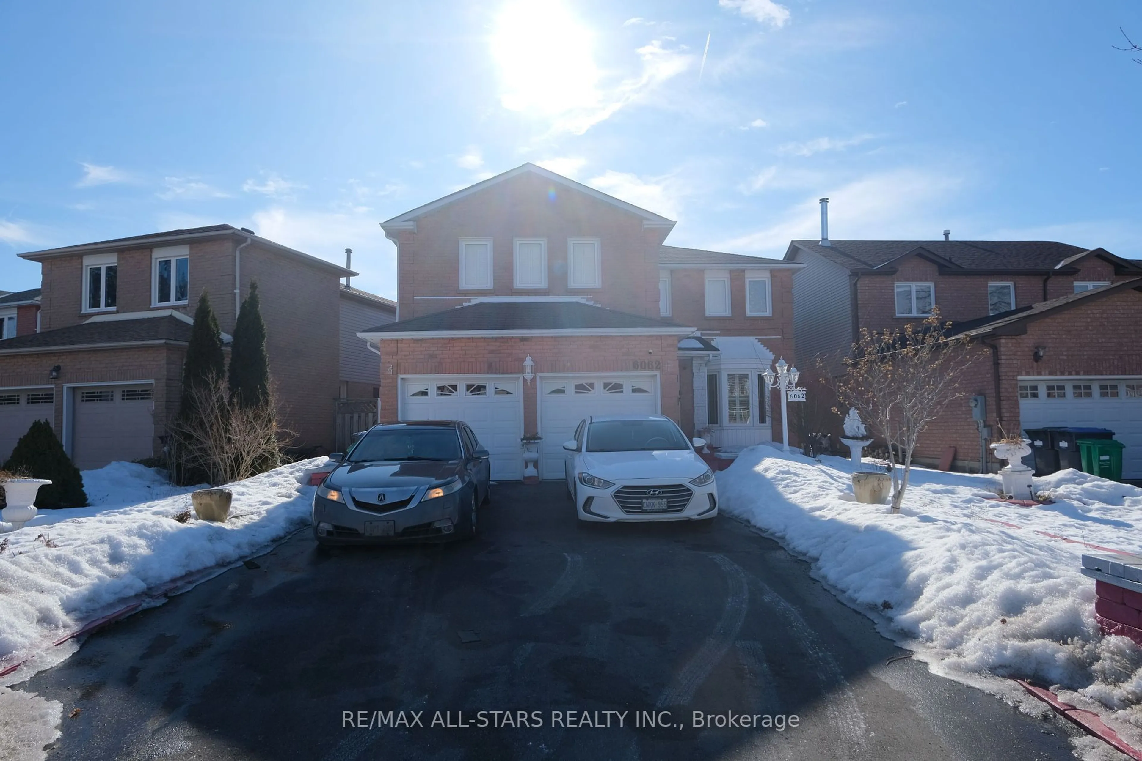 A pic from outside/outdoor area/front of a property/back of a property/a pic from drone, street for 6062 Prairie Circ, Mississauga Ontario L5N 5C5