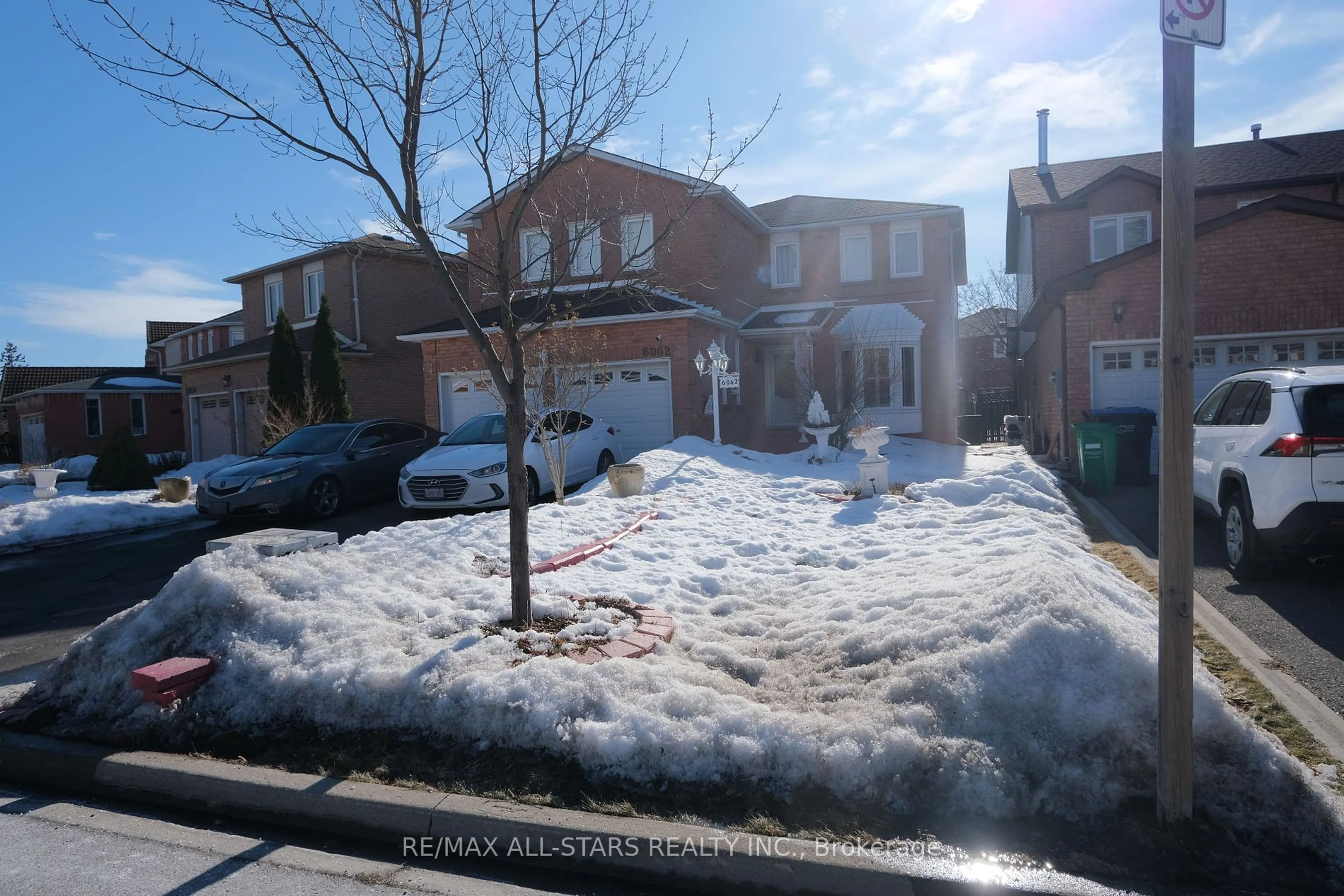 A pic from outside/outdoor area/front of a property/back of a property/a pic from drone, street for 6062 Prairie Circ, Mississauga Ontario L5N 5C5