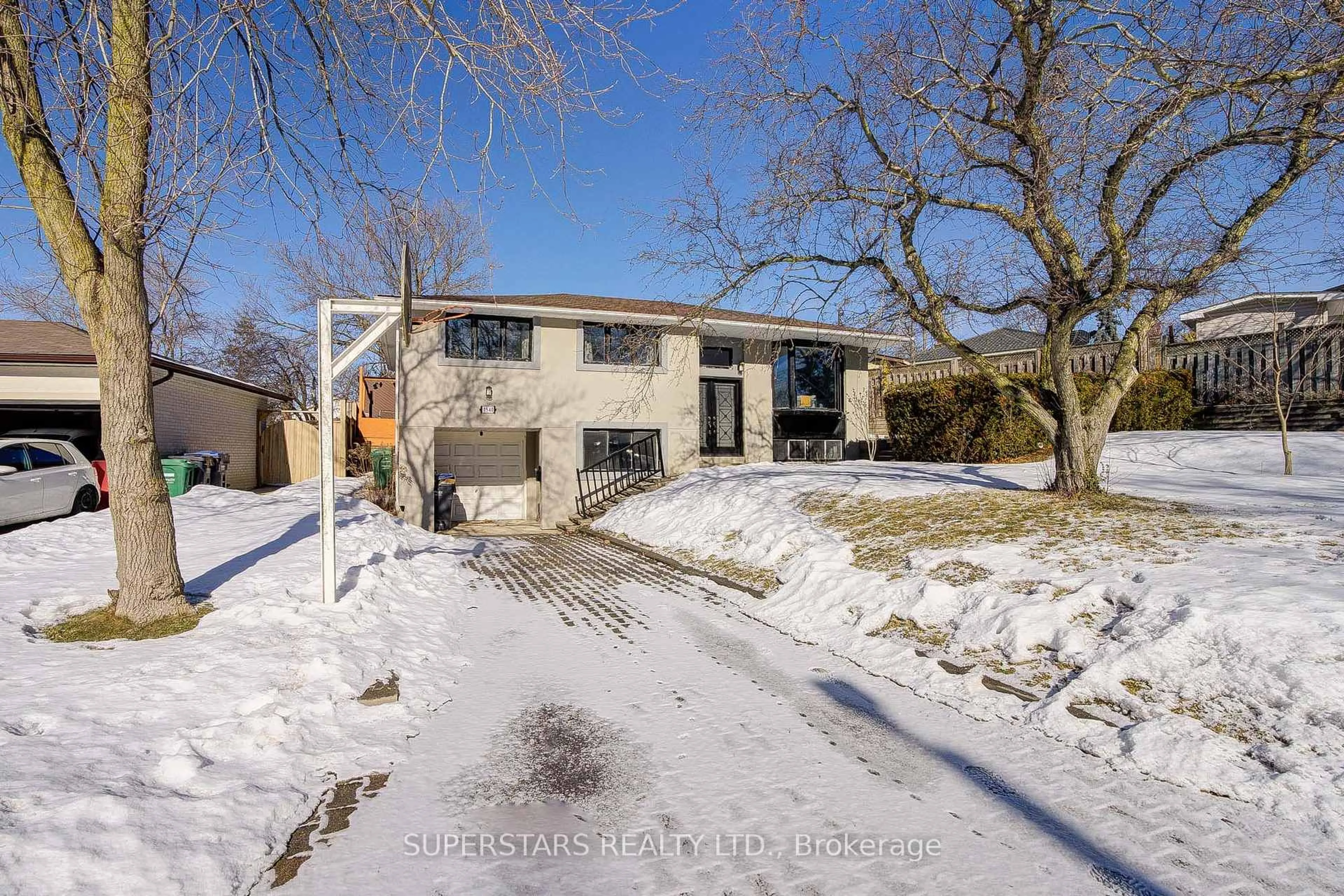 A pic from outside/outdoor area/front of a property/back of a property/a pic from drone, street for 1540 Chalice Cres, Mississauga Ontario L5C 1S3