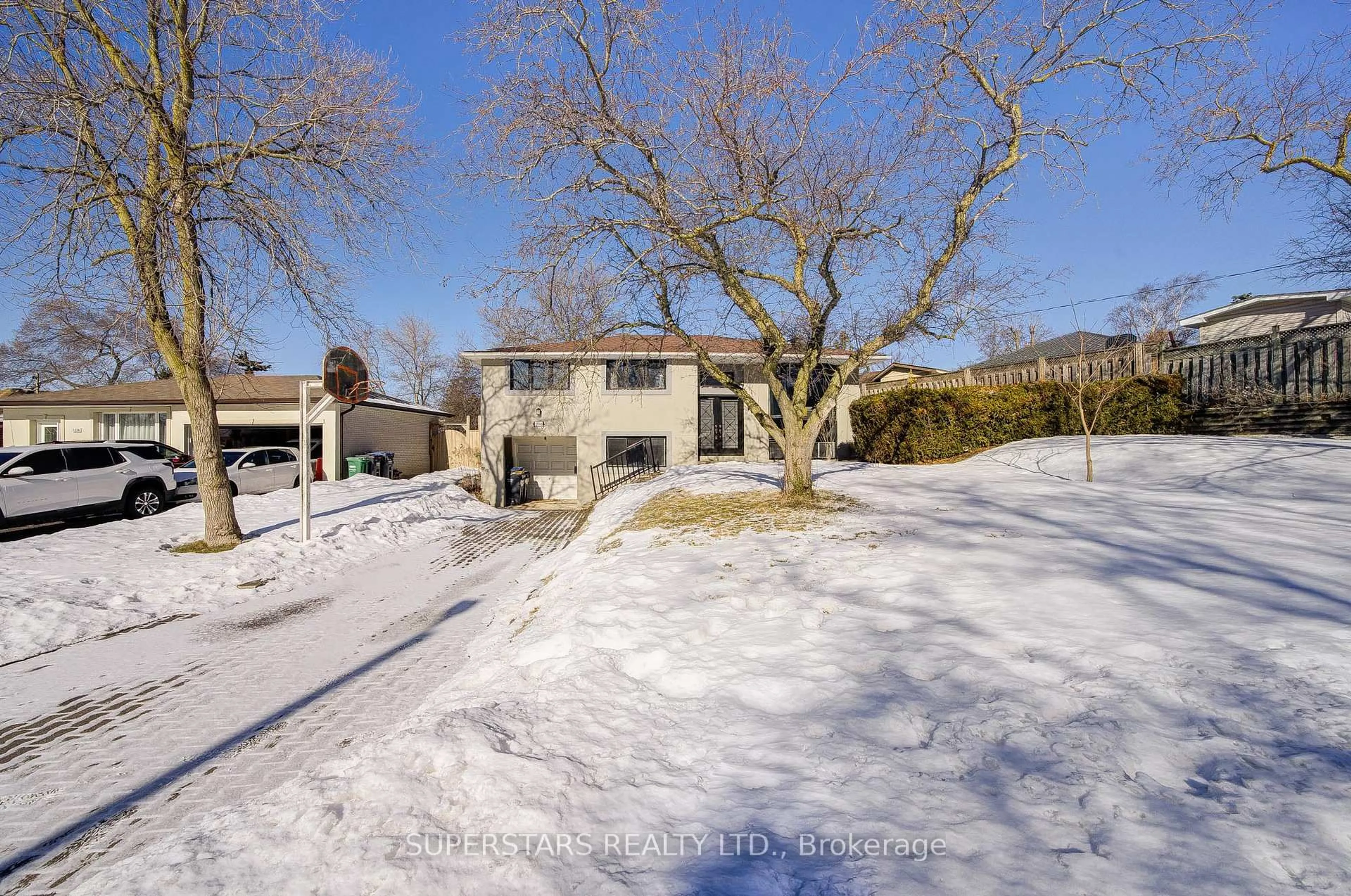 A pic from outside/outdoor area/front of a property/back of a property/a pic from drone, street for 1540 Chalice Cres, Mississauga Ontario L5C 1S3