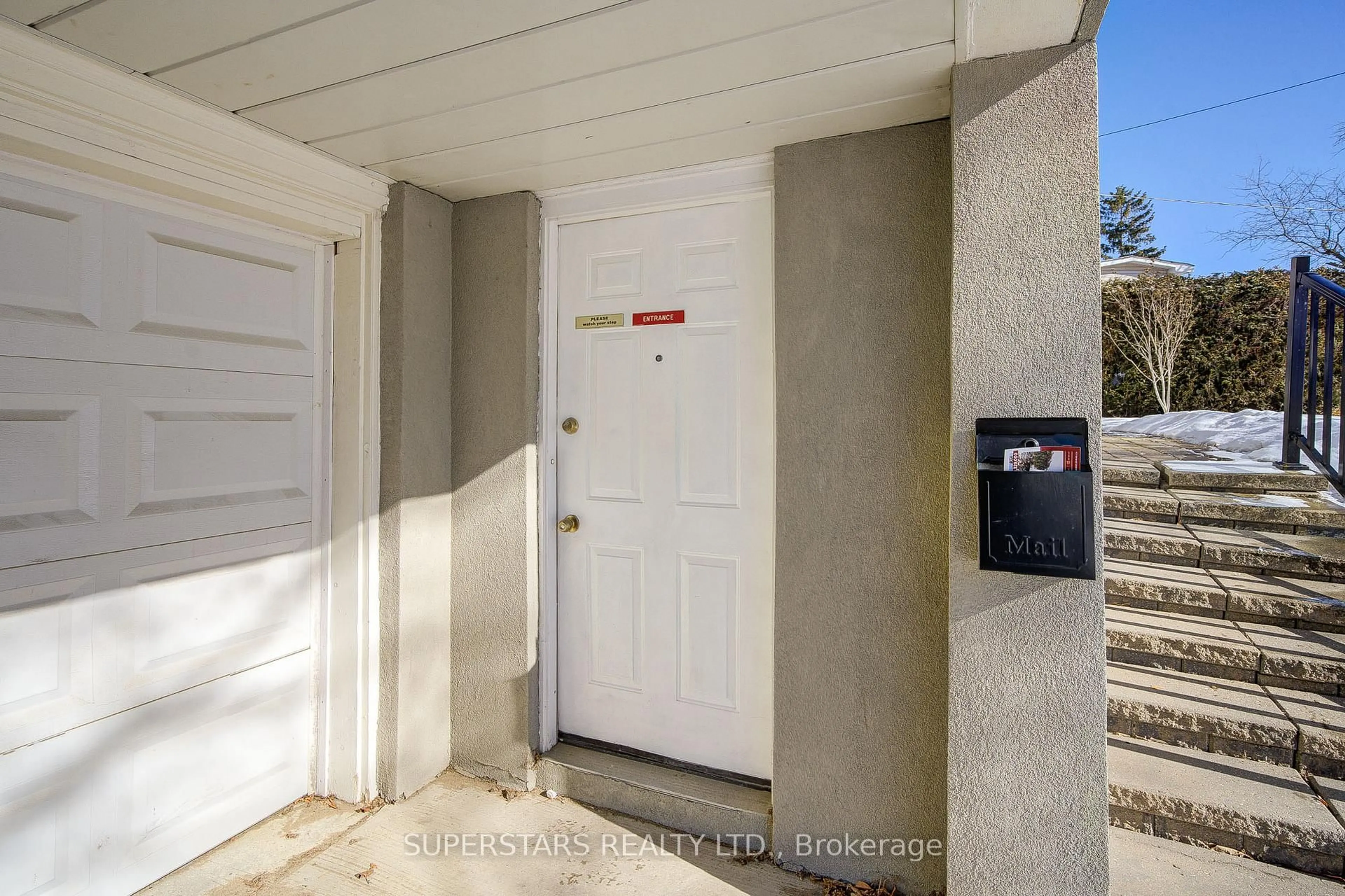 Indoor entryway for 1540 Chalice Cres, Mississauga Ontario L5C 1S3