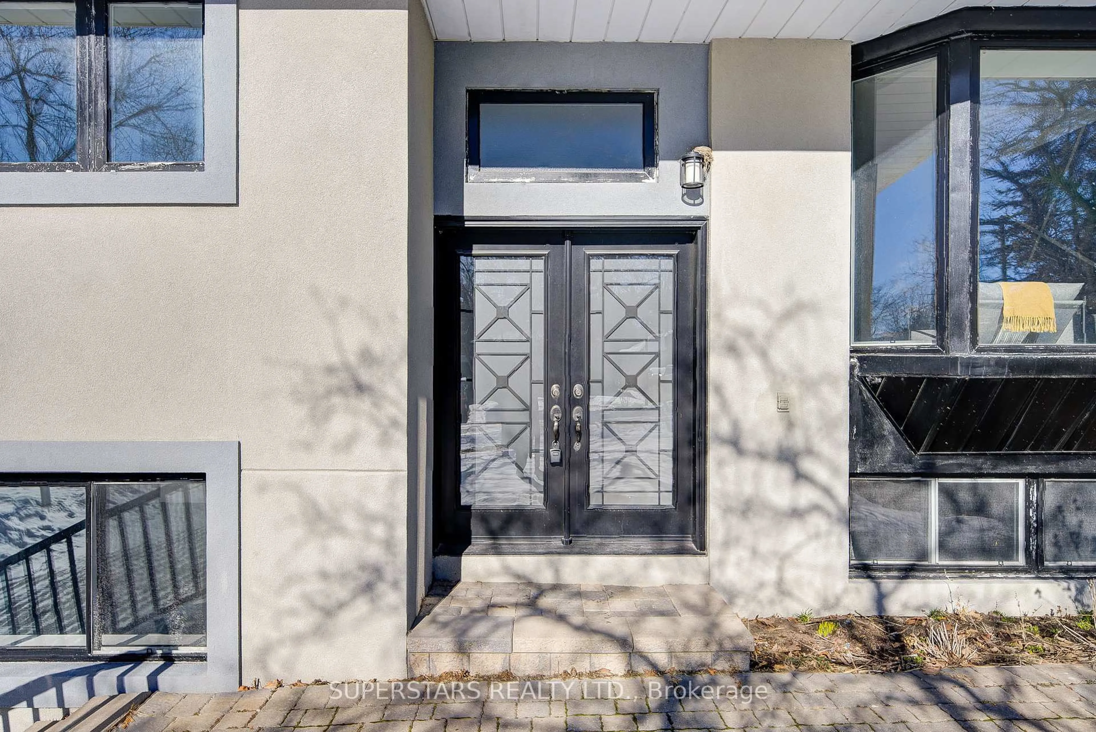 Indoor entryway for 1540 Chalice Cres, Mississauga Ontario L5C 1S3