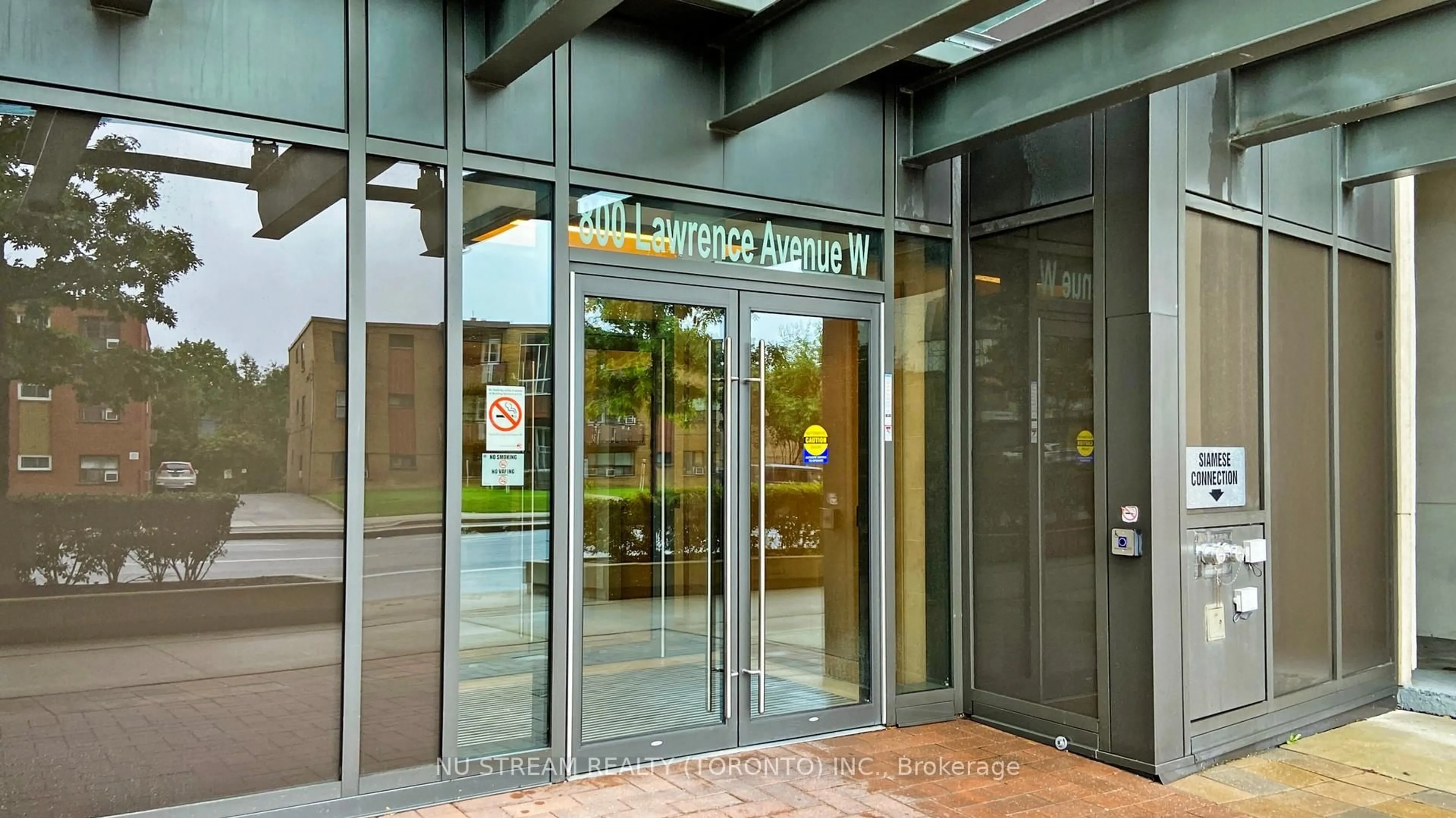 Indoor foyer for 800 Lawrence Ave #812, Toronto Ontario M6A 0B1