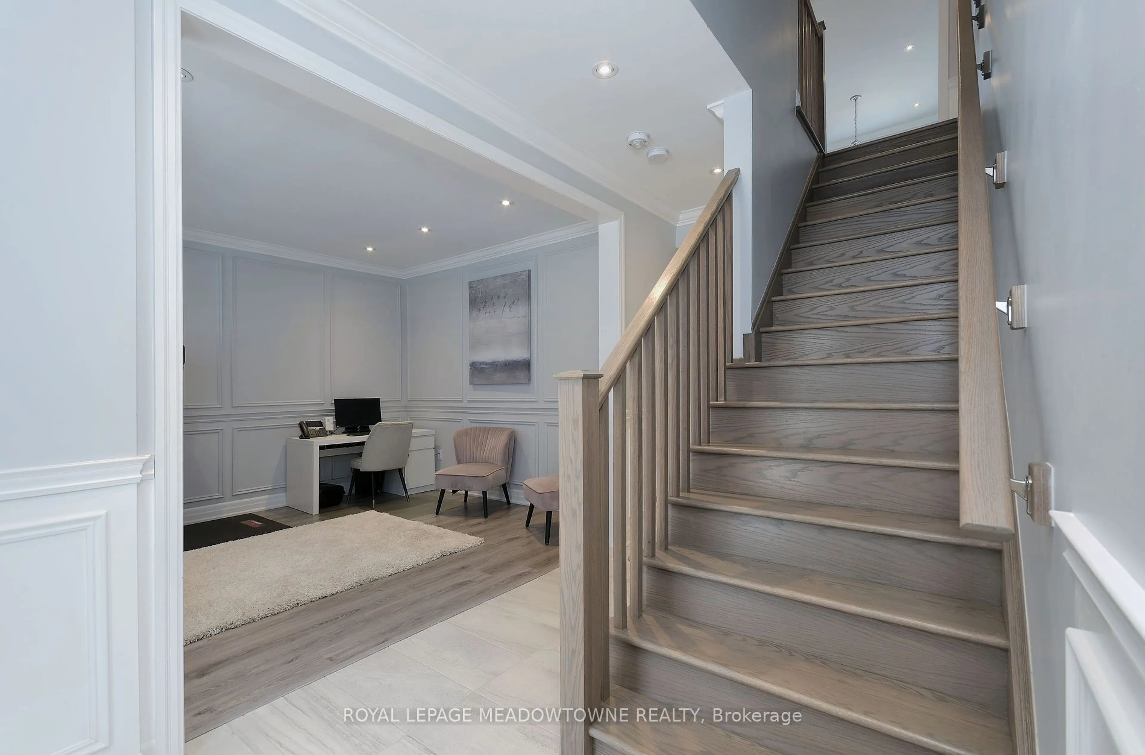 Indoor foyer for 3035 Creekshore Common, Oakville Ontario L6M 1L8