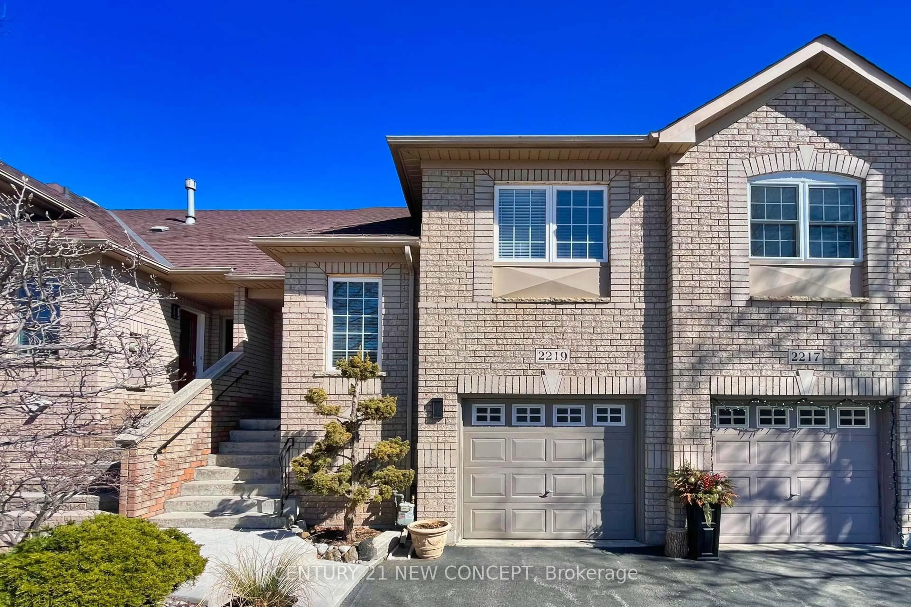 Home with brick exterior material, street for 2219 Hummingbird Way, Oakville Ontario L6M 3Z6