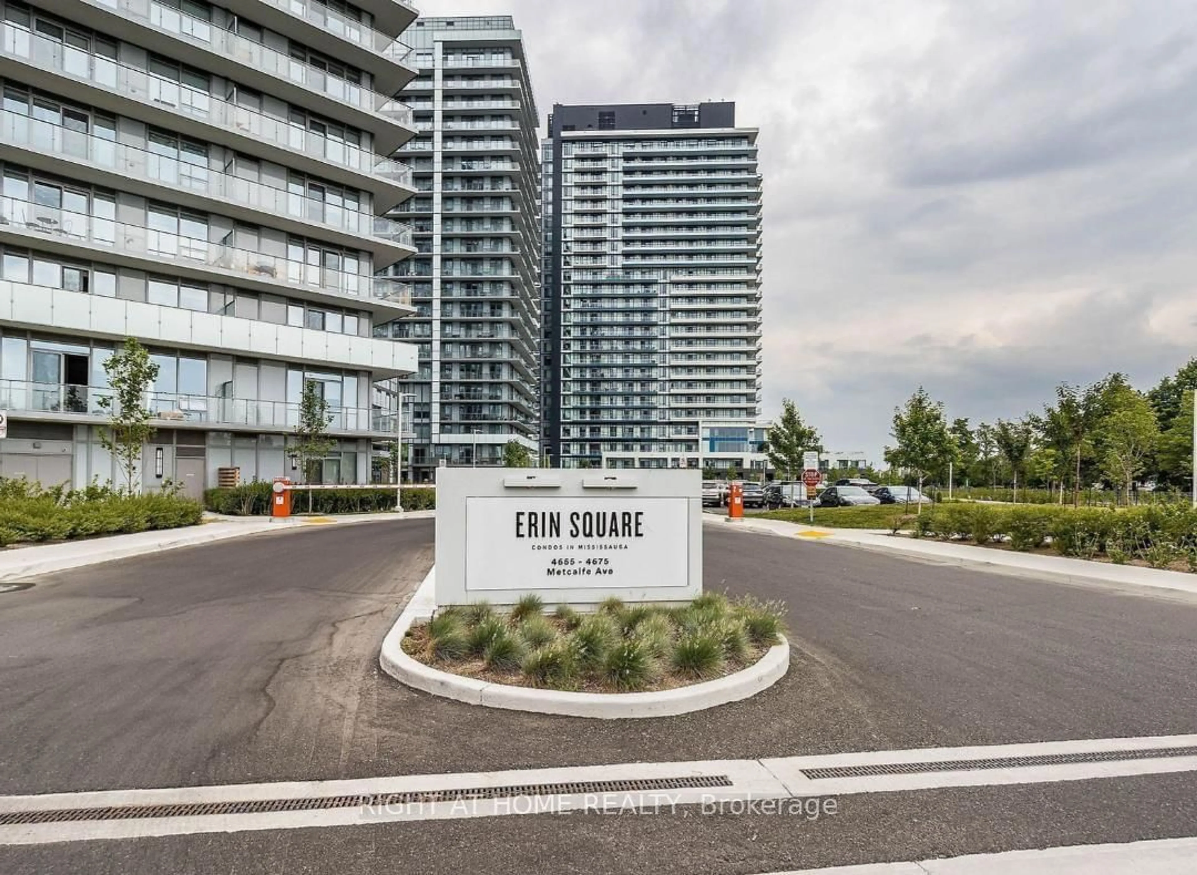 Indoor foyer for 4675 Metcalfe Ave #1105, Mississauga Ontario L5M 0Z8