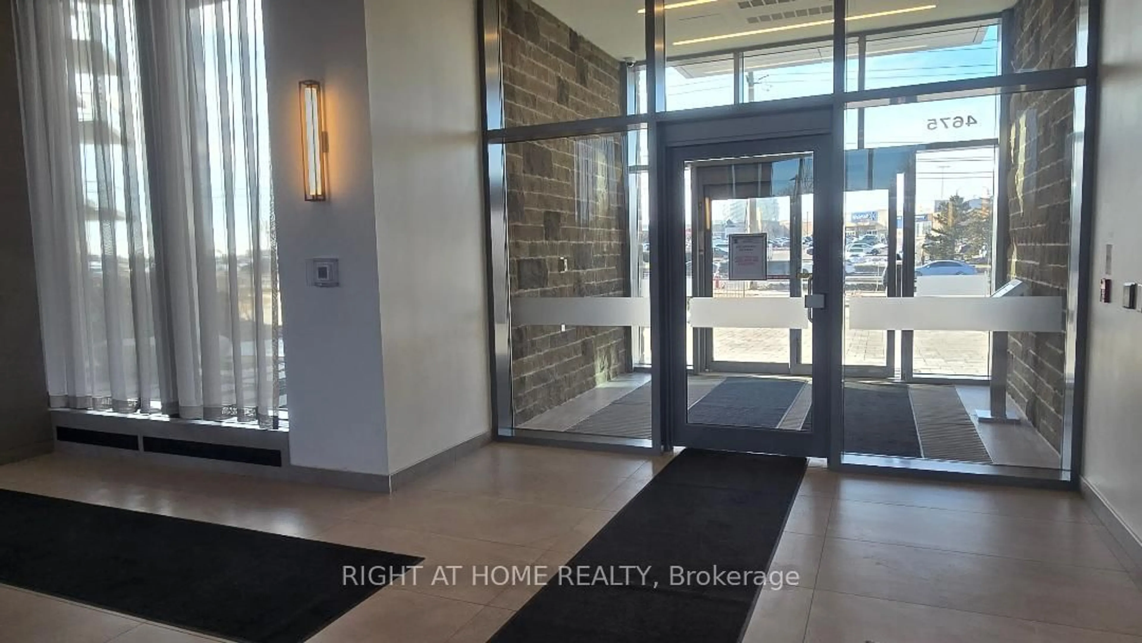 Indoor entryway for 4675 Metcalfe Ave #1105, Mississauga Ontario L5M 0Z8