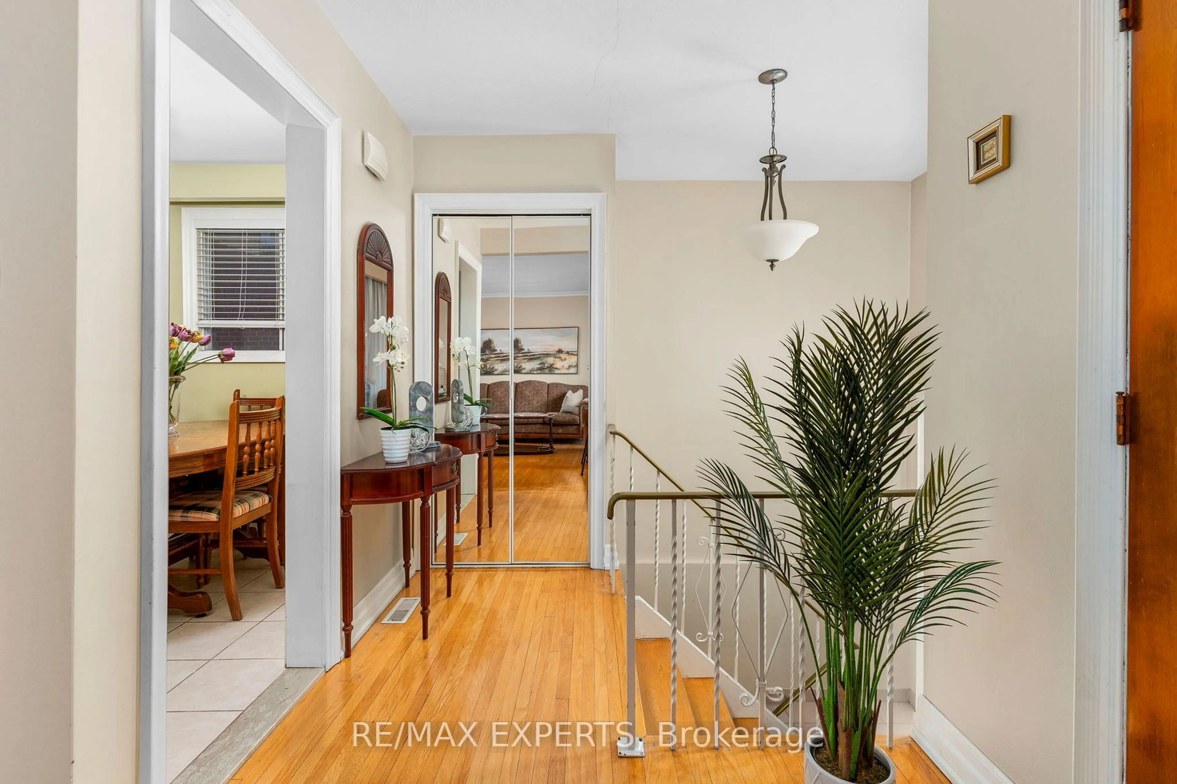 Indoor entryway for 40 Benrubin Dr, Toronto Ontario M9L 2H4