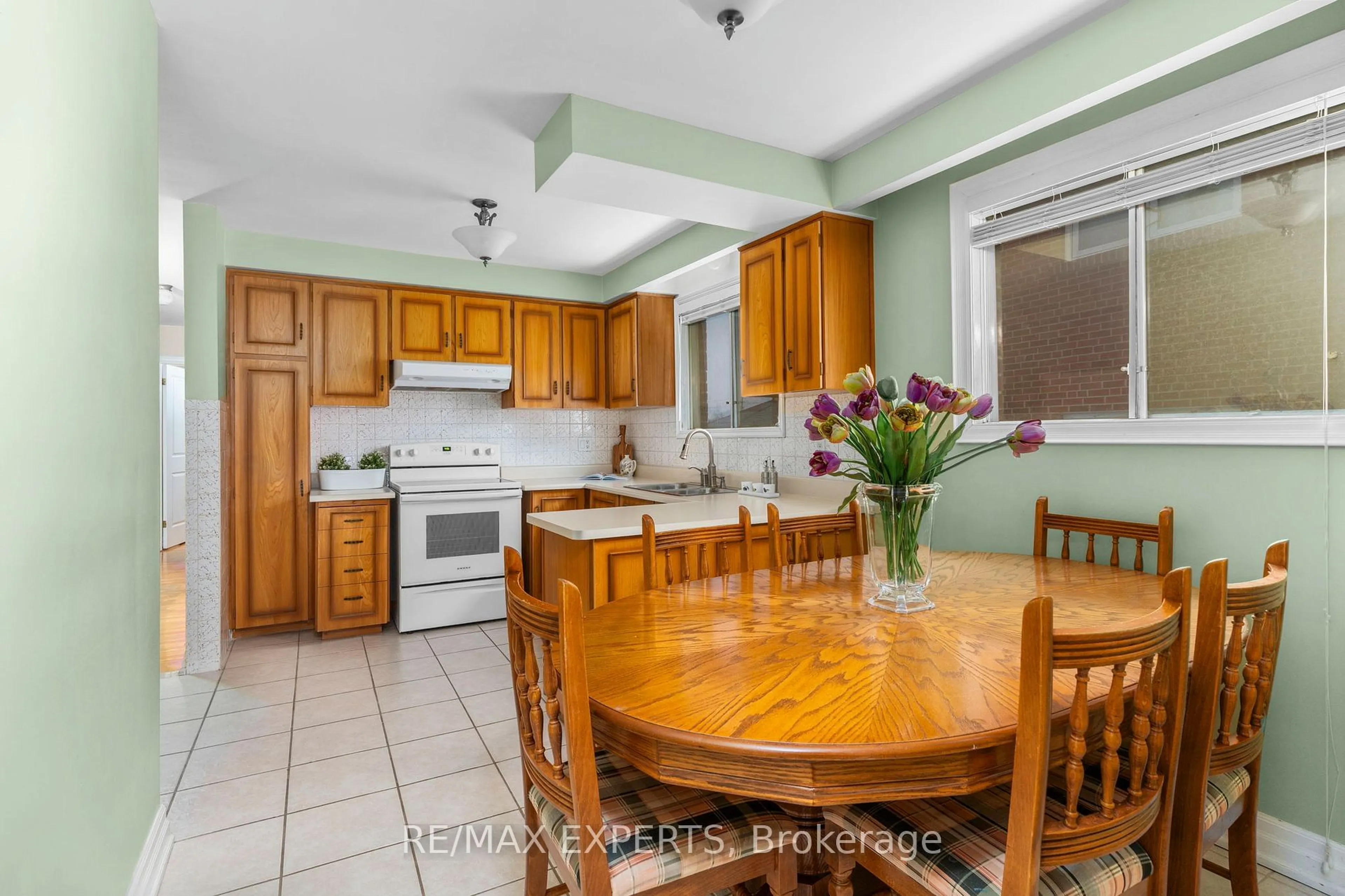 Standard kitchen, ceramic/tile floor for 40 Benrubin Dr, Toronto Ontario M9L 2H4