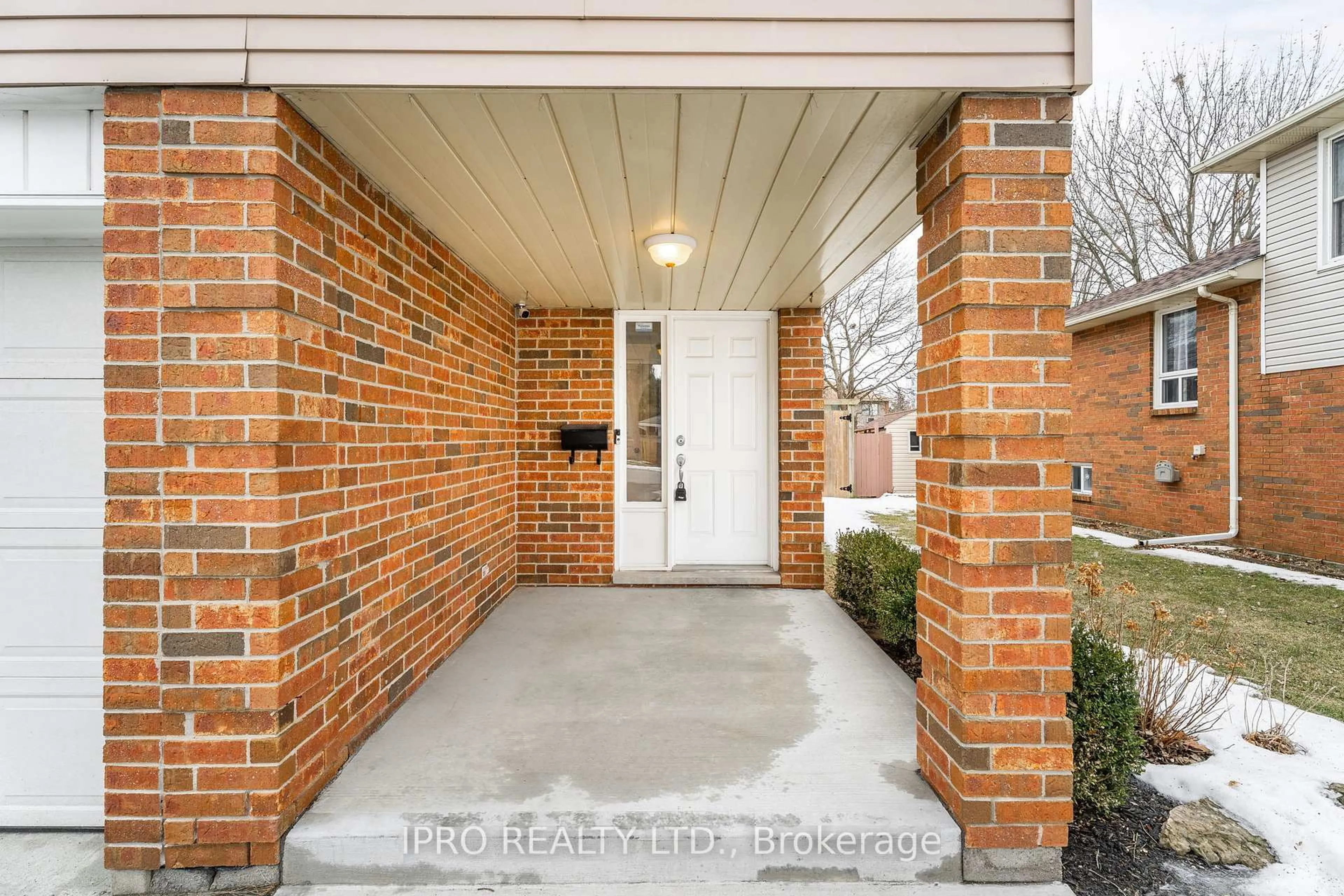 Indoor entryway for 512 Mary St, Burlington Ontario L7T 2V3