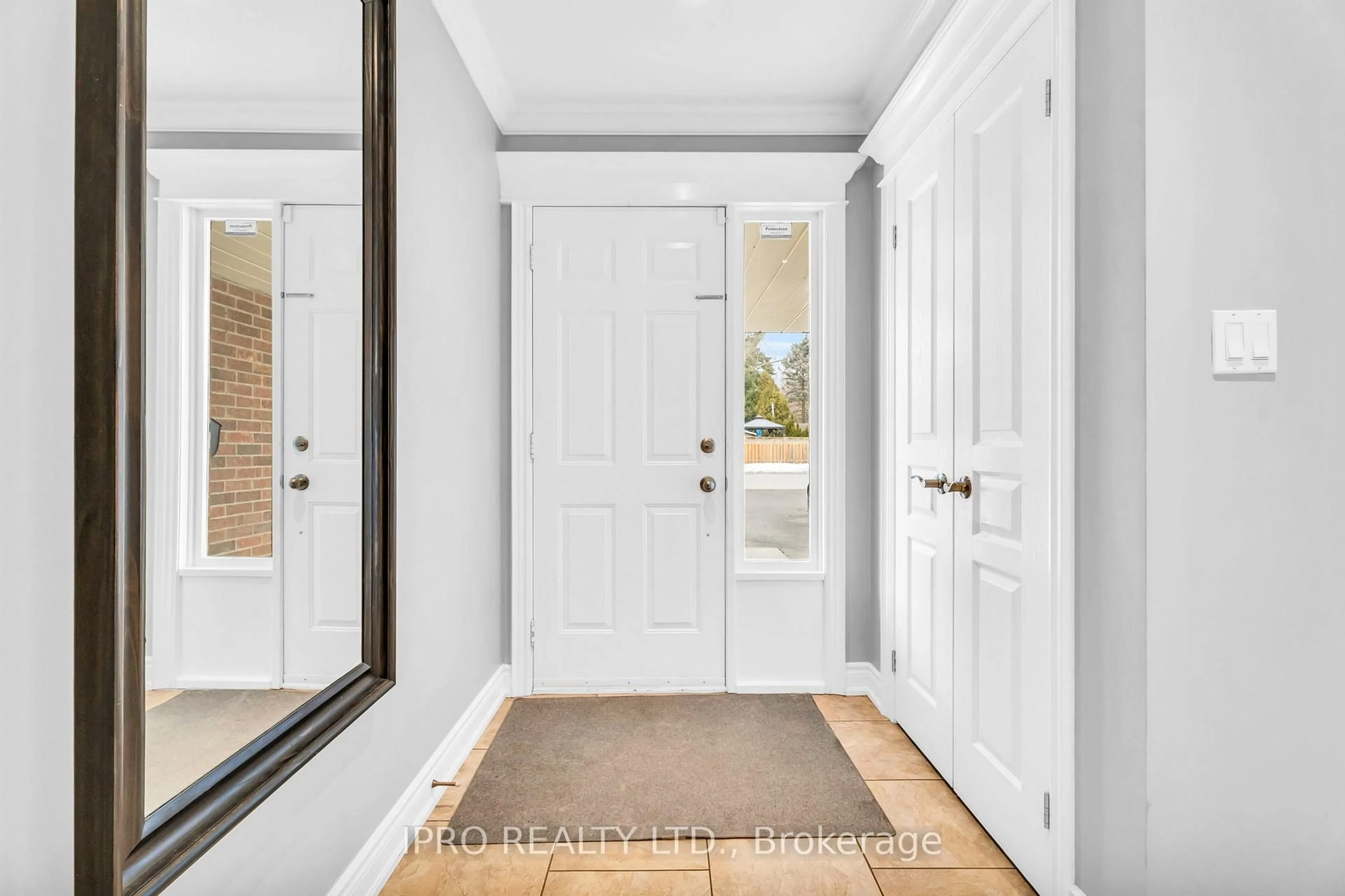 Indoor entryway for 512 Mary St, Burlington Ontario L7T 2V3