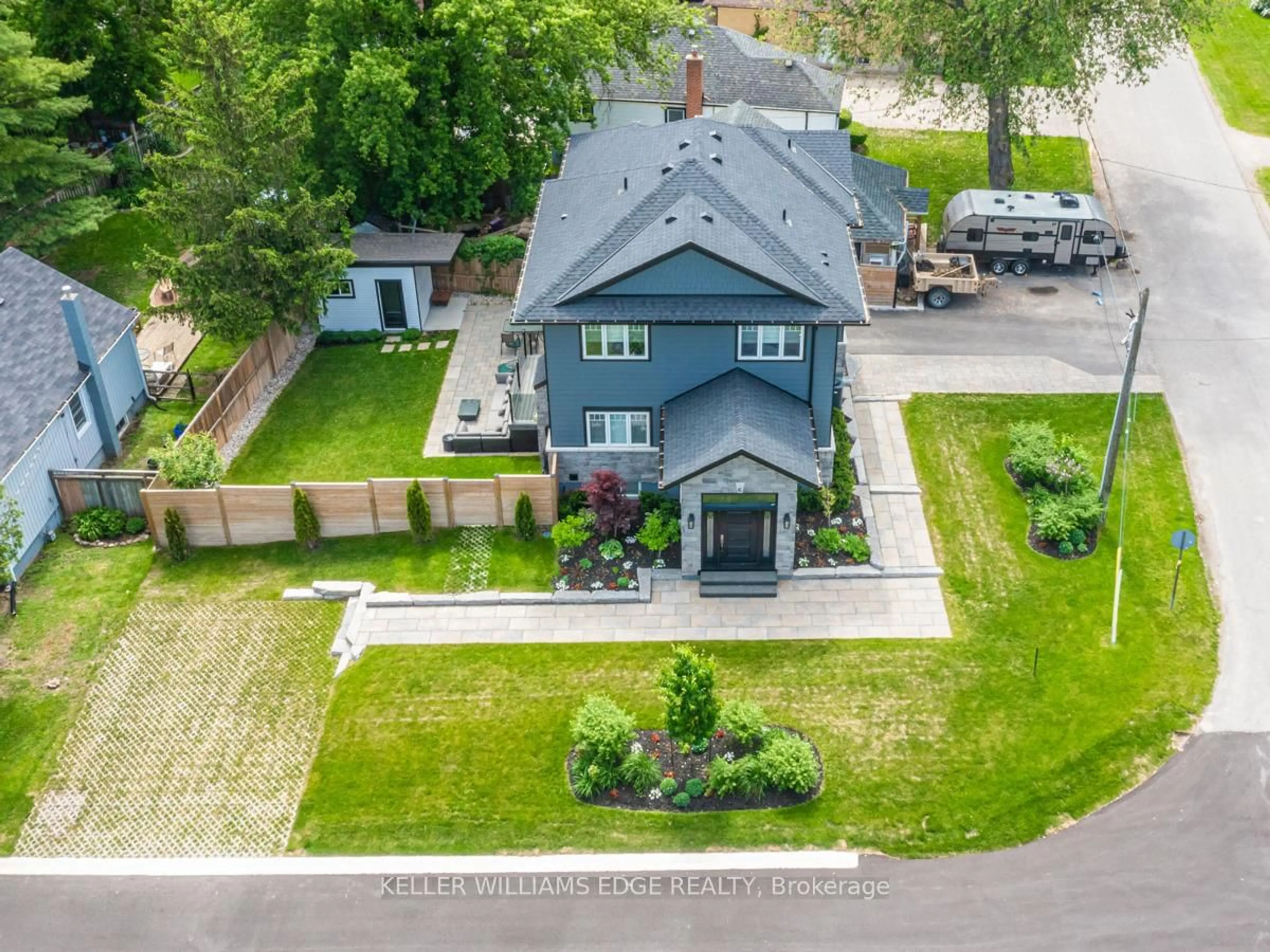 A pic from outside/outdoor area/front of a property/back of a property/a pic from drone, street for 6 Credit St, Halton Hills Ontario L7G 2W1