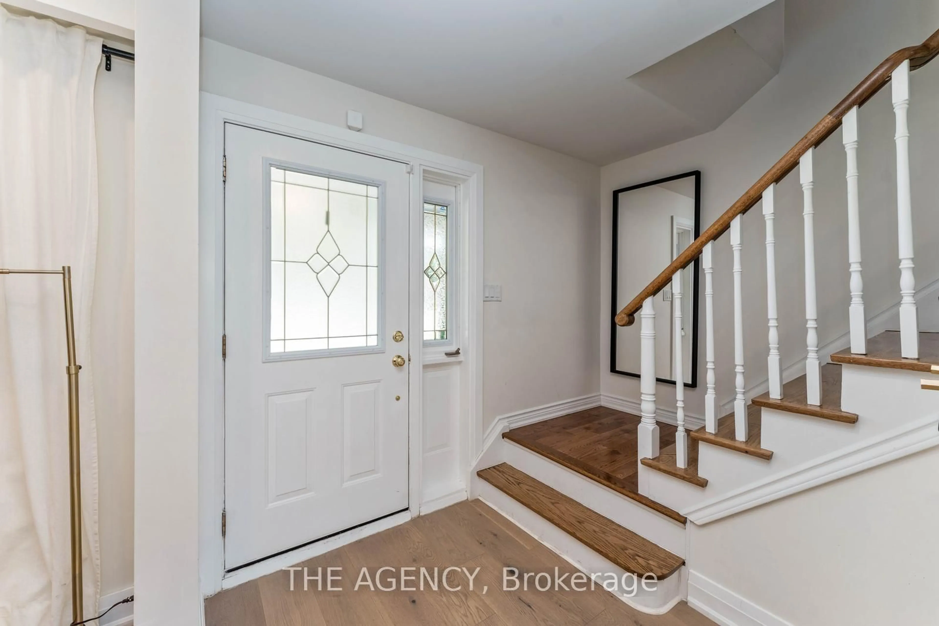 Indoor entryway for 76 Connaught Cres, Caledon Ontario L7E 2S1