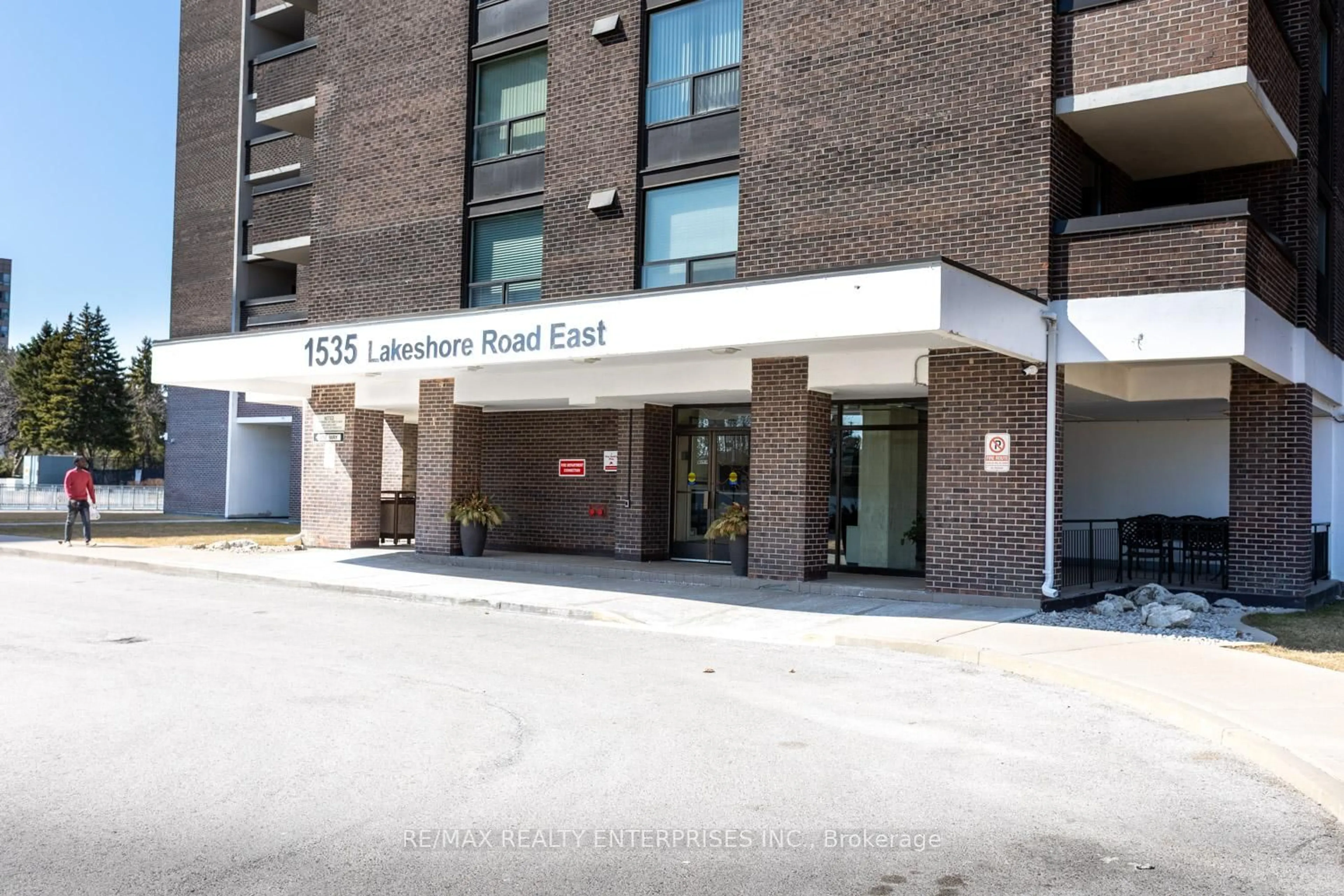 Indoor foyer for 1535 Lakeshore Rd #404, Mississauga Ontario L5E 3E2