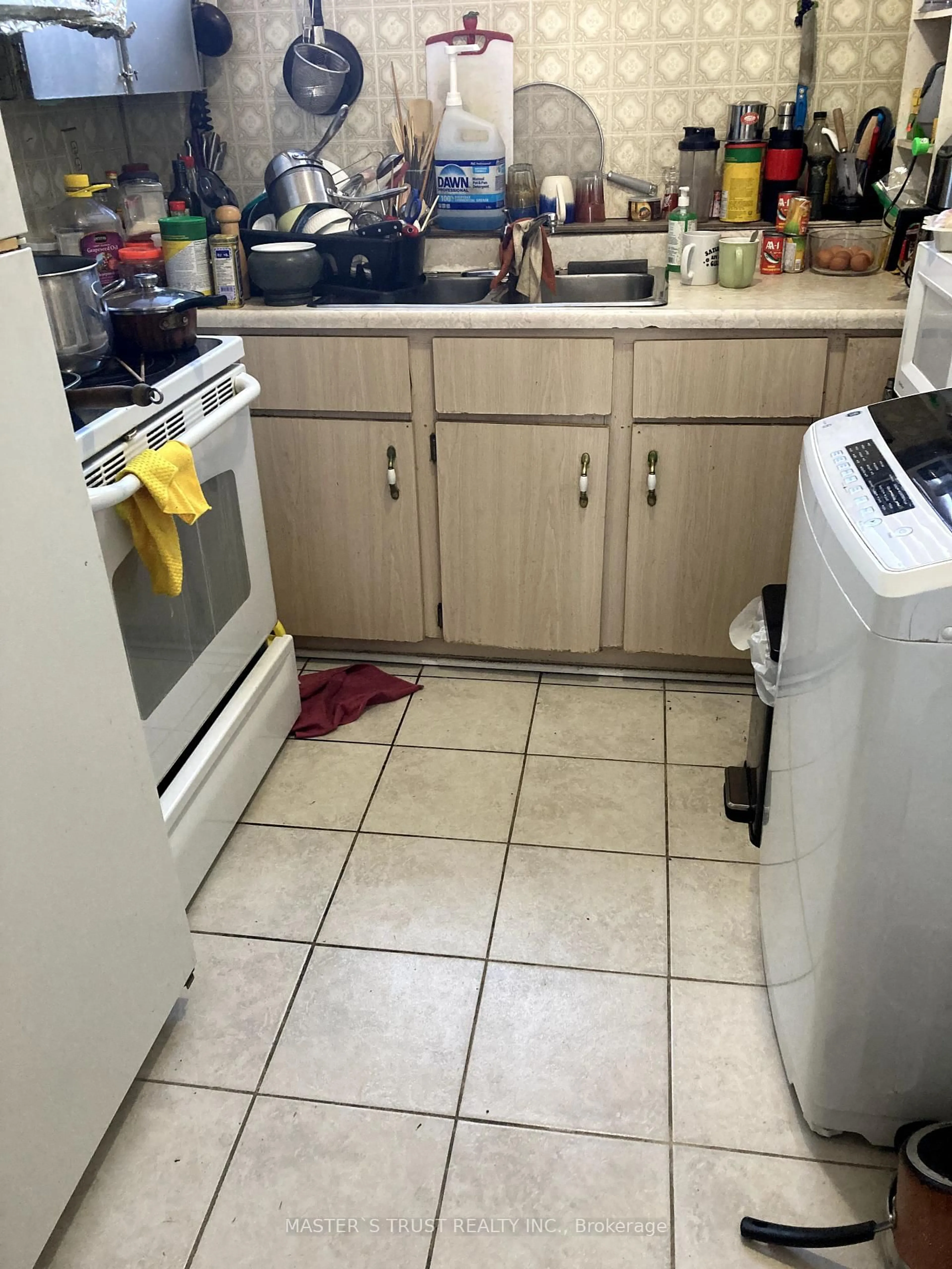 Standard kitchen, floor is not visible for 4673 Jane St #612, Toronto Ontario M3N 2L1