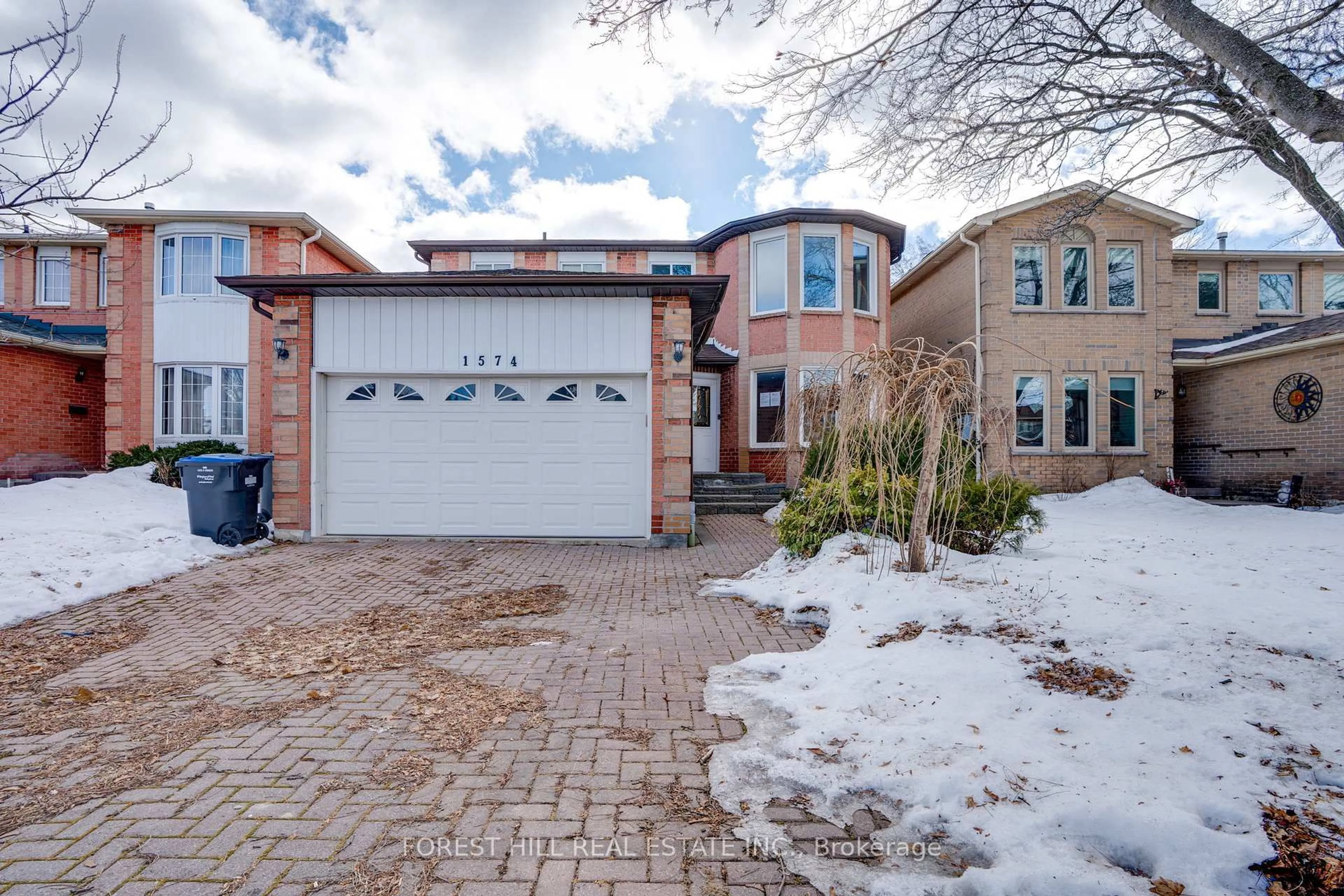 Home with brick exterior material, street for 1574 Sir Monty's Dr, Mississauga Ontario L5N 4N9