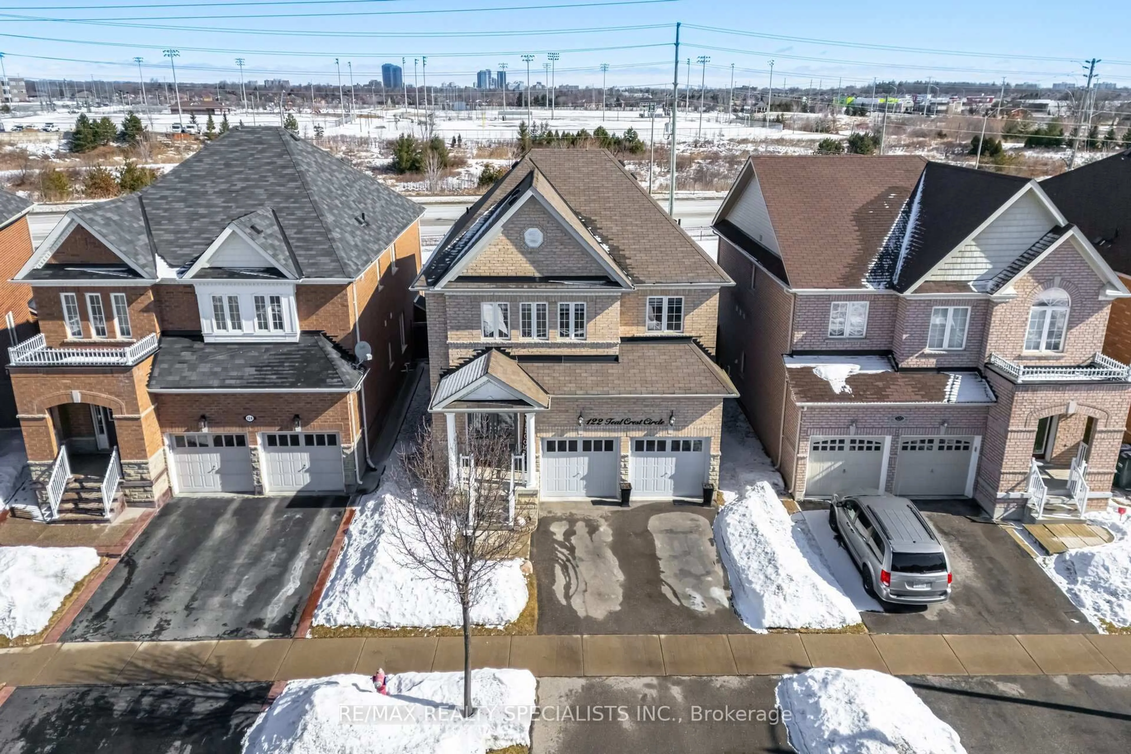 A pic from outside/outdoor area/front of a property/back of a property/a pic from drone, street for 122 Teal Crest Circ, Brampton Ontario L6X 2Z3