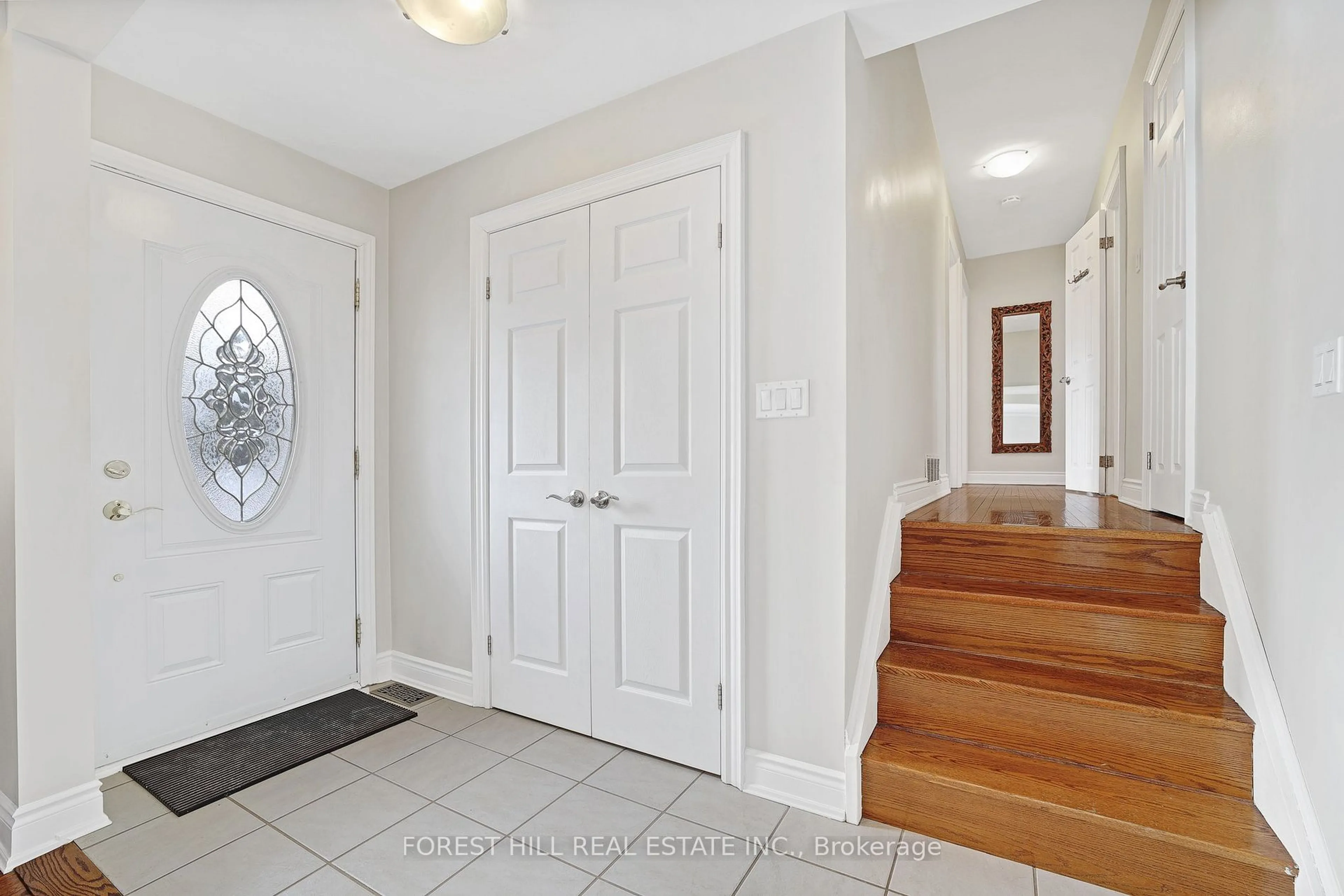 Indoor entryway for 2569 Stillmeadow Rd, Mississauga Ontario L5B 1X8