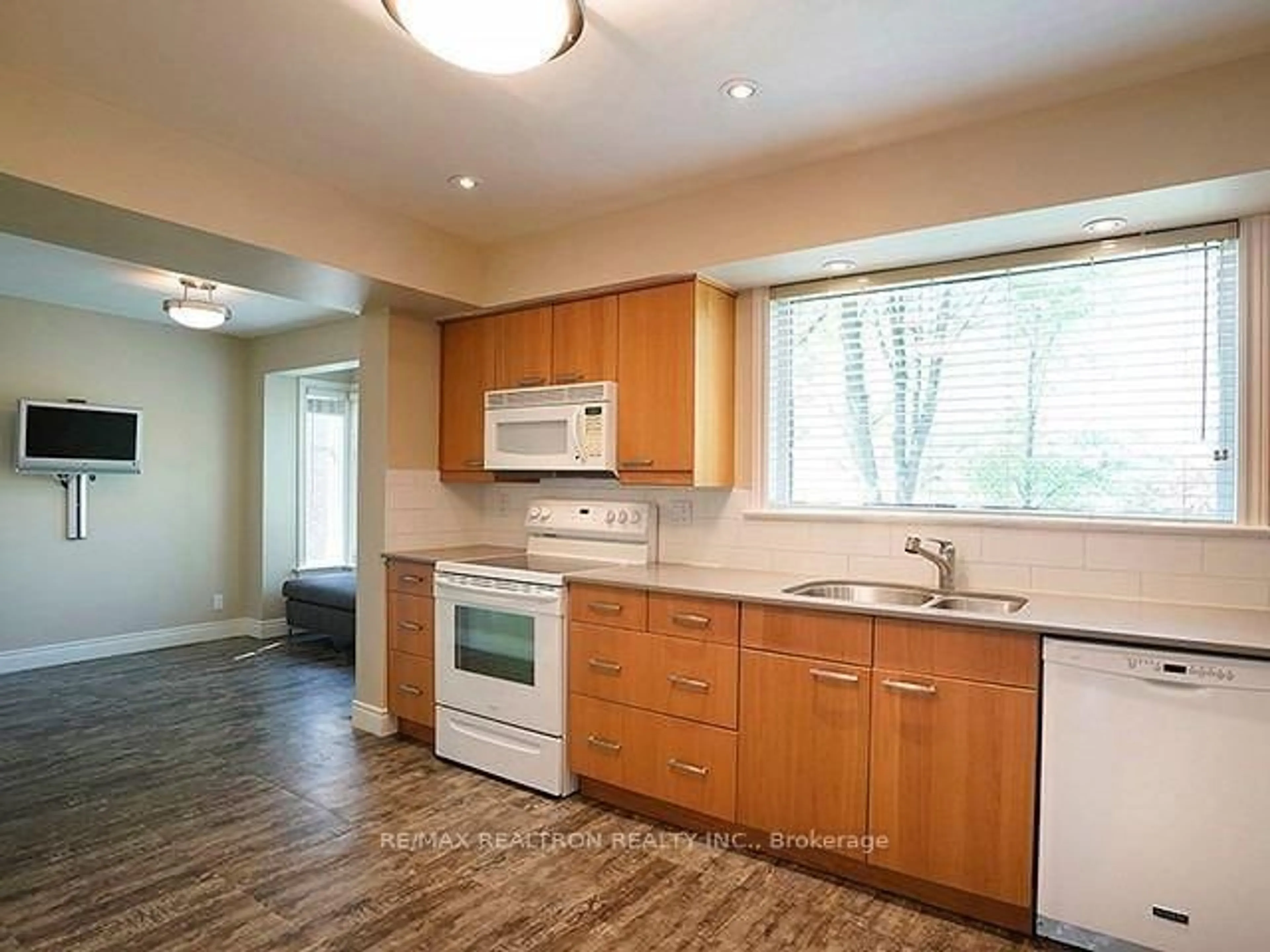 Standard kitchen, wood/laminate floor for 252 Ellis Ave, Toronto Ontario M6S 2X2