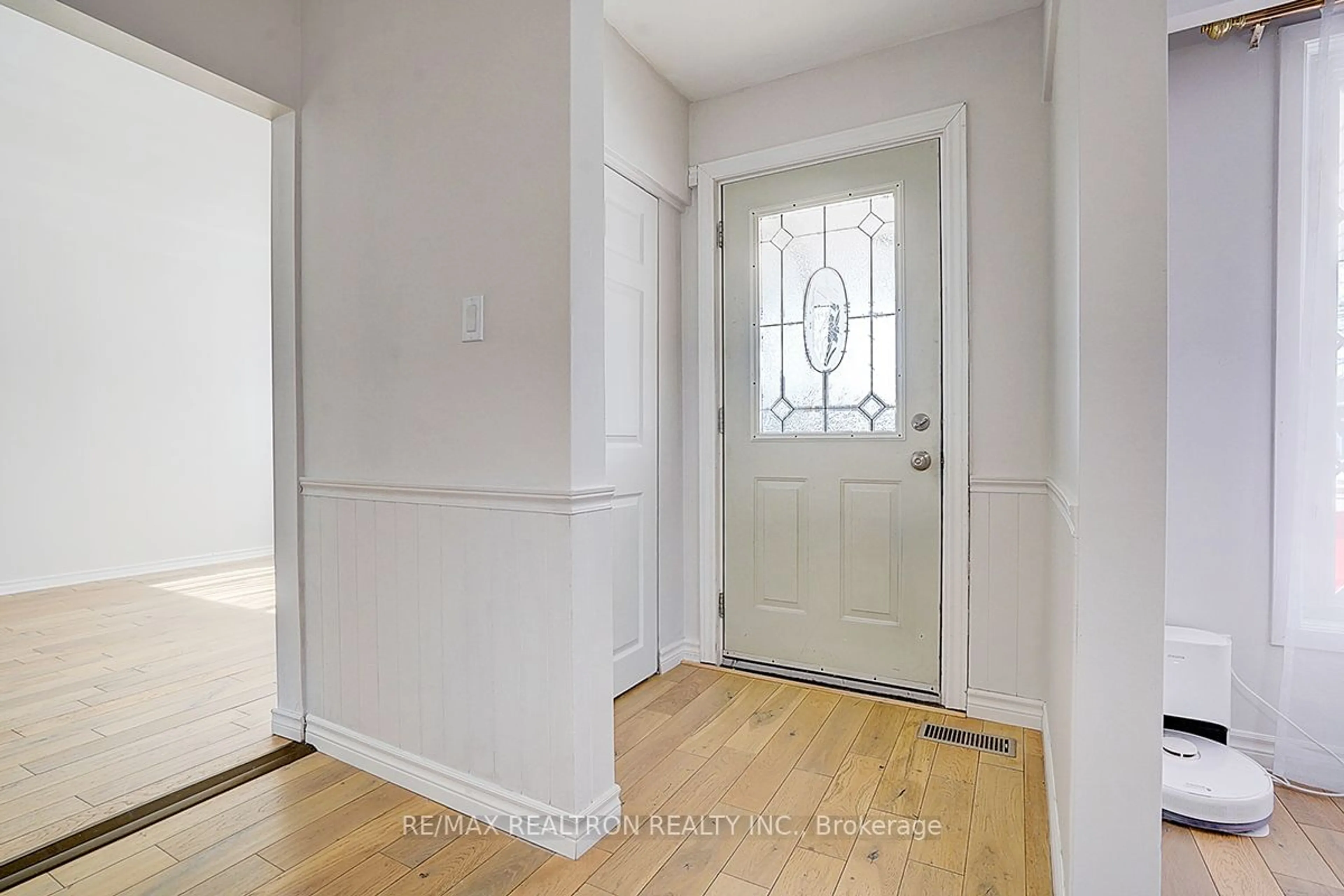 Indoor entryway for 1217 Tavistock Dr, Burlington Ontario L7P 2N6