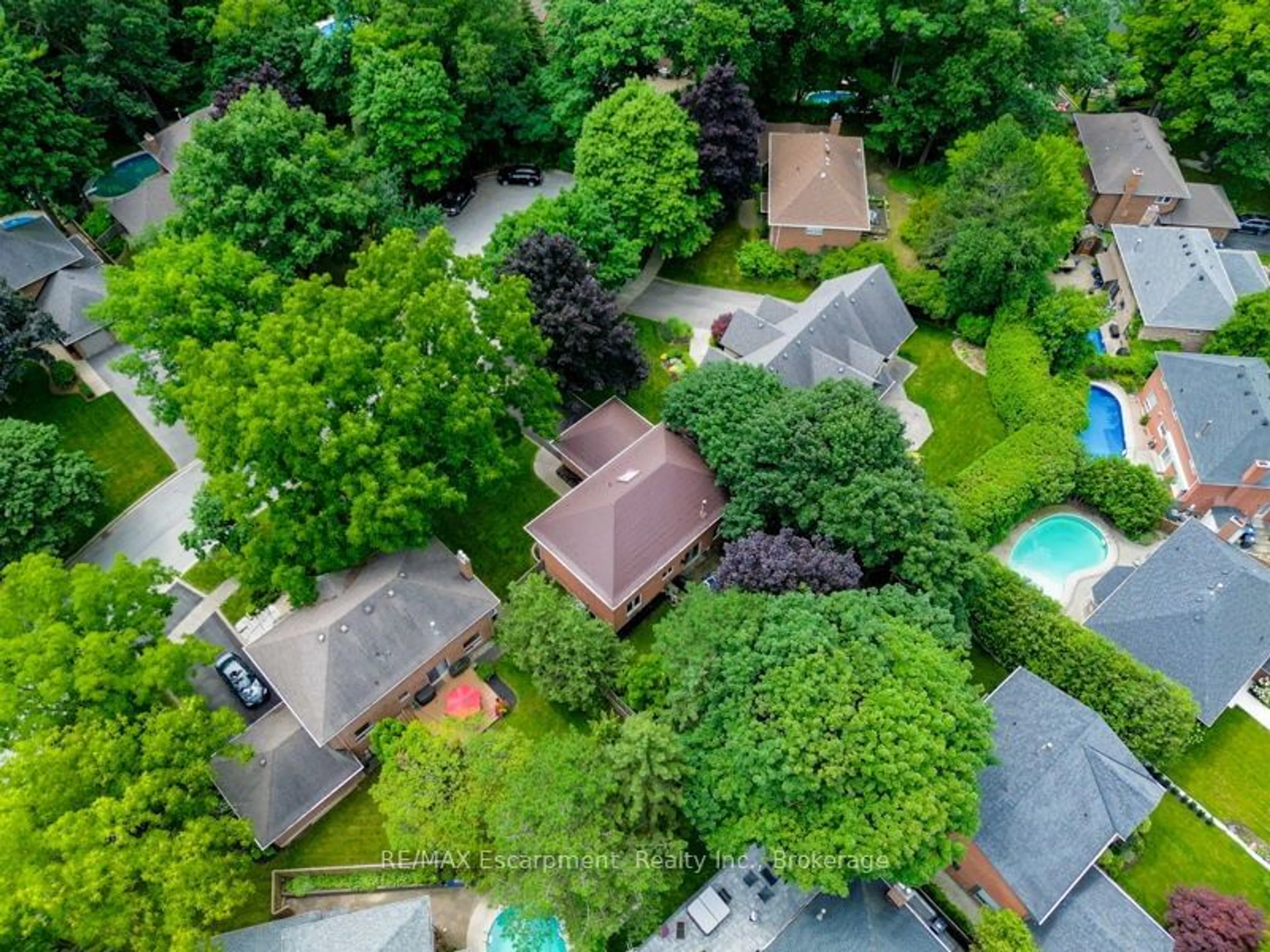 A pic from outside/outdoor area/front of a property/back of a property/a pic from drone, street for 1760 Solitaire Crt, Mississauga Ontario L5L 2P3