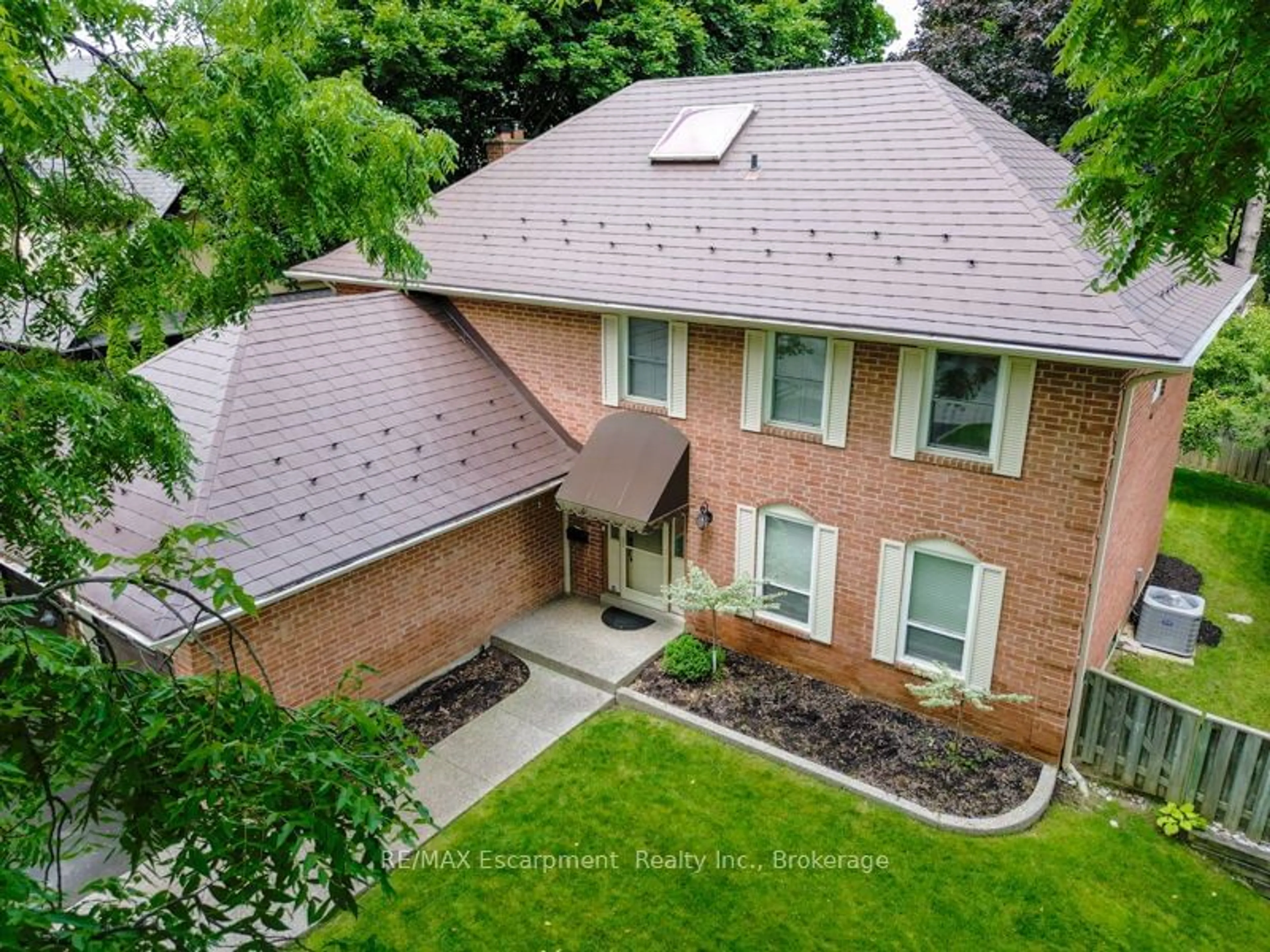 A pic from outside/outdoor area/front of a property/back of a property/a pic from drone, street for 1760 Solitaire Crt, Mississauga Ontario L5L 2P3