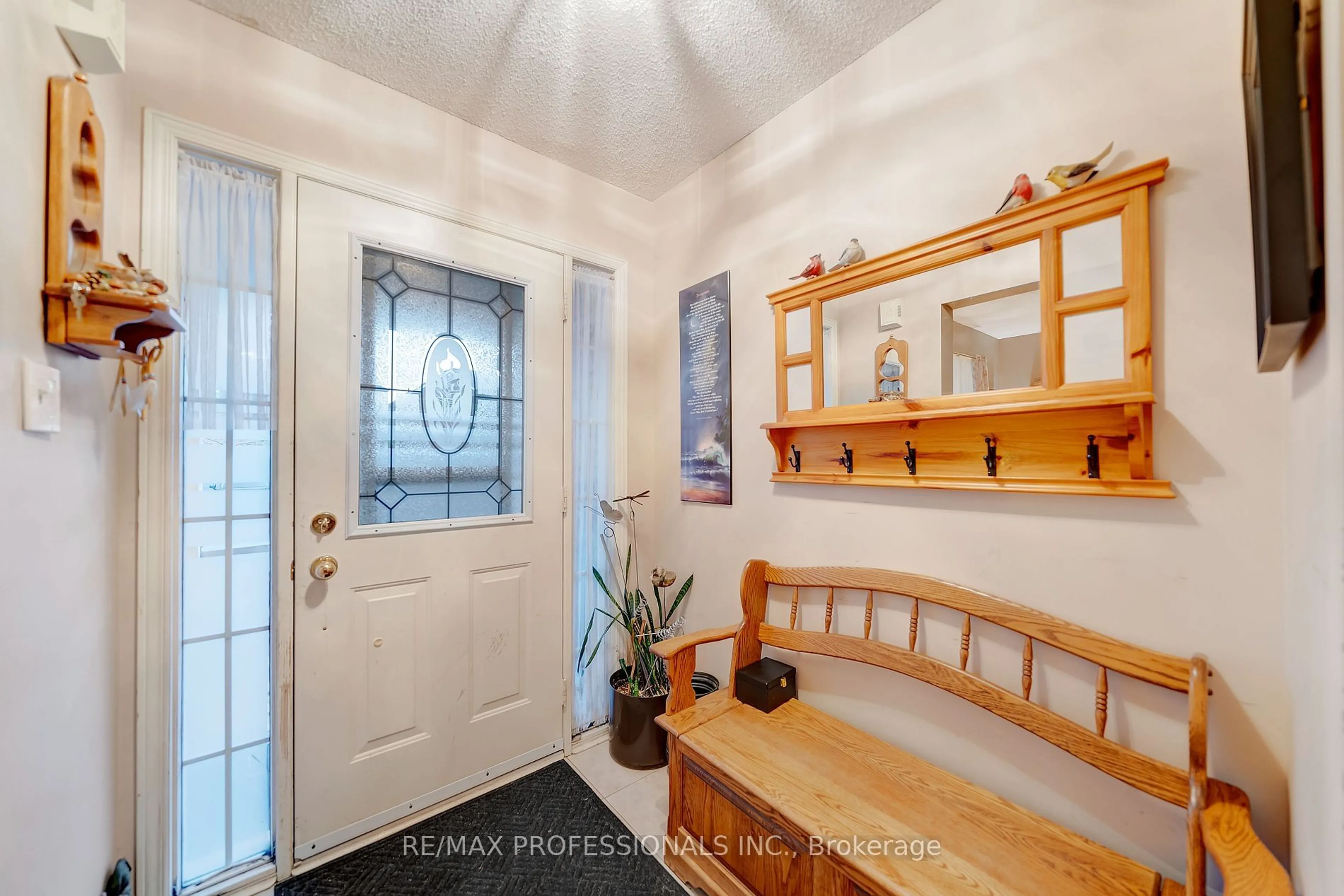 Indoor entryway for 2159 Blue  Ridge Lane, Oakville Ontario L6M 3W7