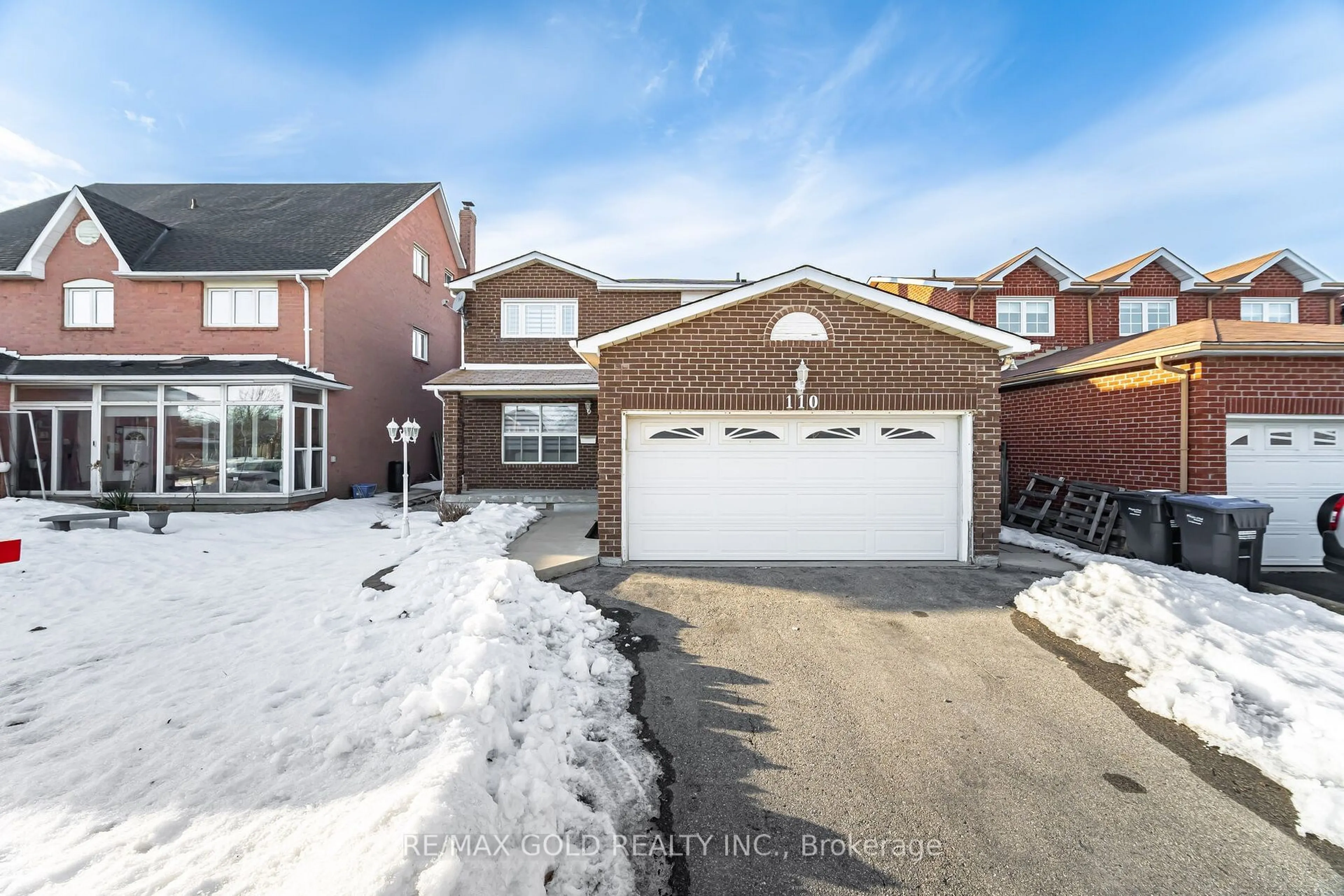 A pic from outside/outdoor area/front of a property/back of a property/a pic from drone, street for 110 Wexford Rd, Brampton Ontario L6Z 2T5